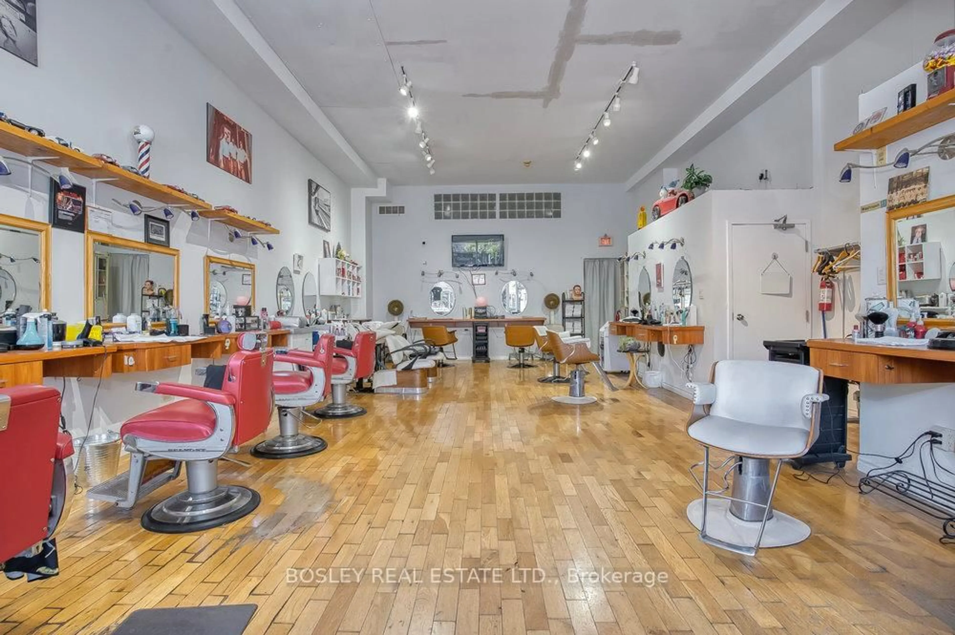 A pic of a room for 2909 Dundas St, Toronto Ontario M6P 1Z1