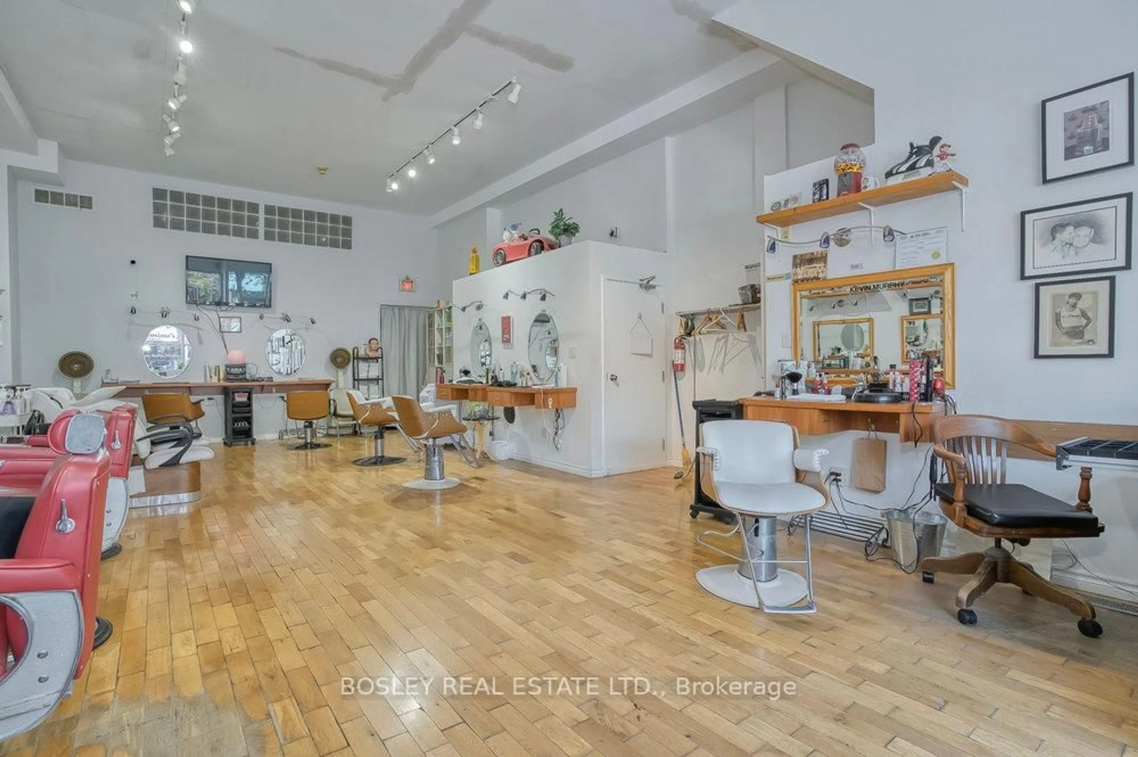 A pic of a room for 2909 Dundas St, Toronto Ontario M6P 1Z1