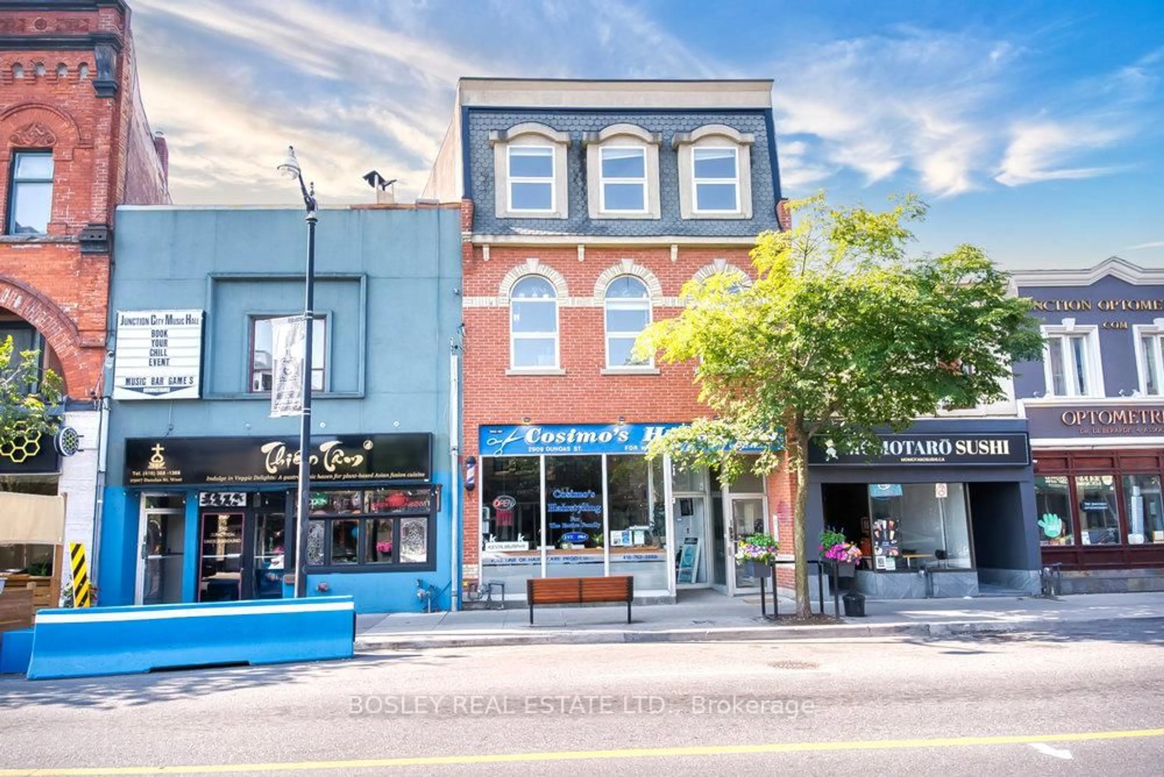 Patio, street for 2909 Dundas St, Toronto Ontario M6P 1Z1