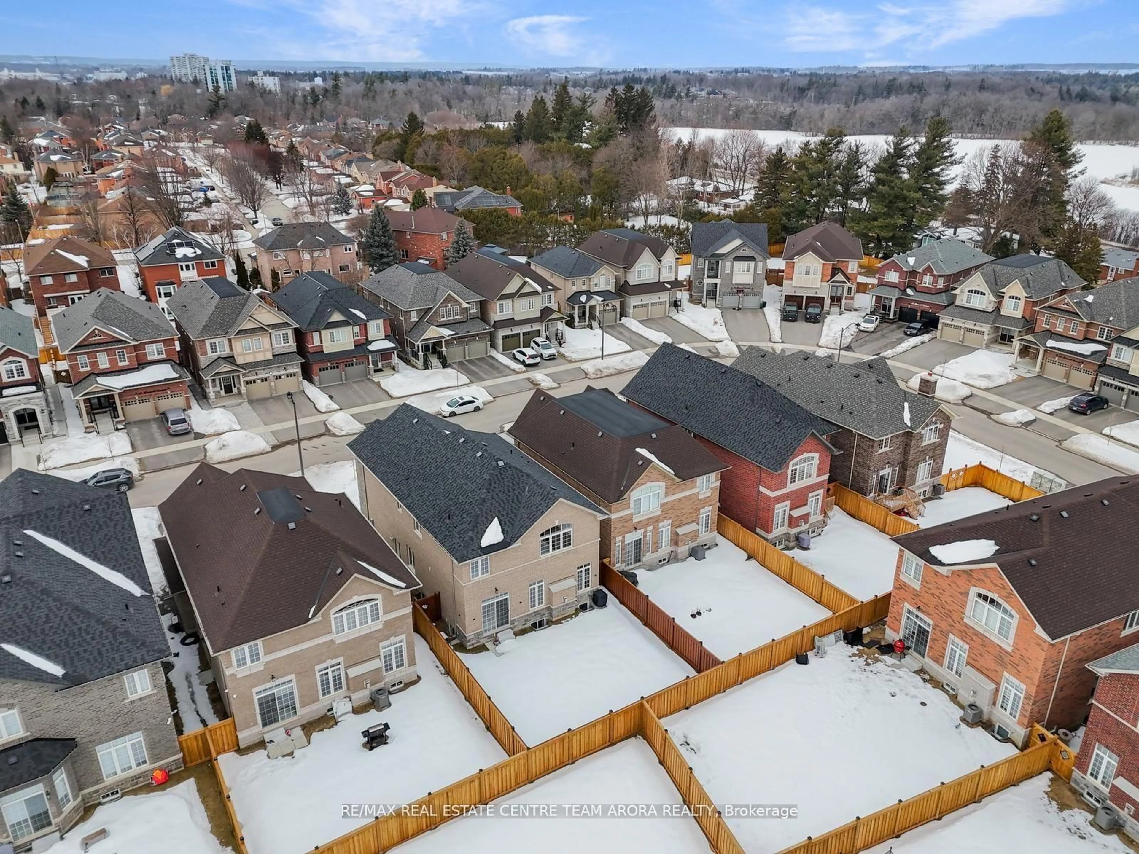 A pic from outside/outdoor area/front of a property/back of a property/a pic from drone, city buildings view from balcony for 38 Rosewell Cres, Halton Hills Ontario L7G 0N3