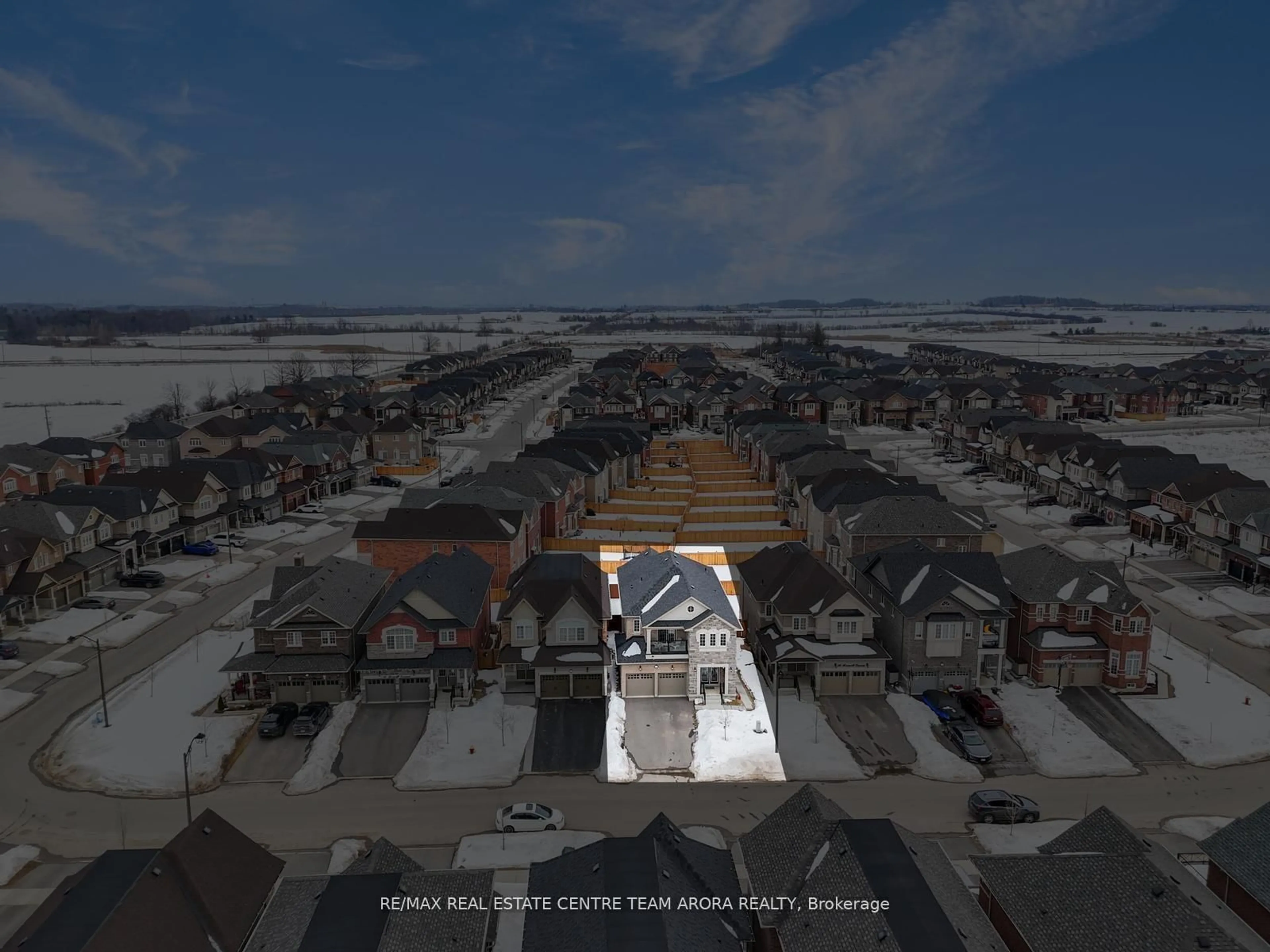 A pic from outside/outdoor area/front of a property/back of a property/a pic from drone, street for 38 Rosewell Cres, Halton Hills Ontario L7G 0N3