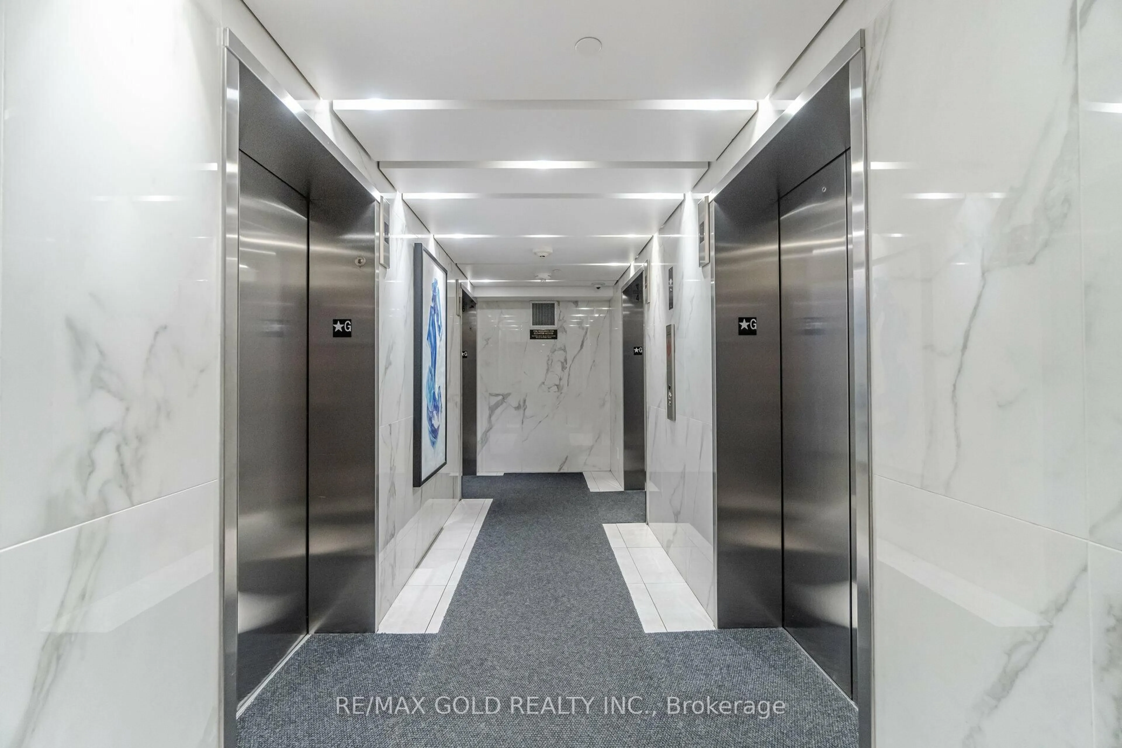 Indoor foyer for 4065 Confederation Pkwy #802, Mississauga Ontario L5B 0L4