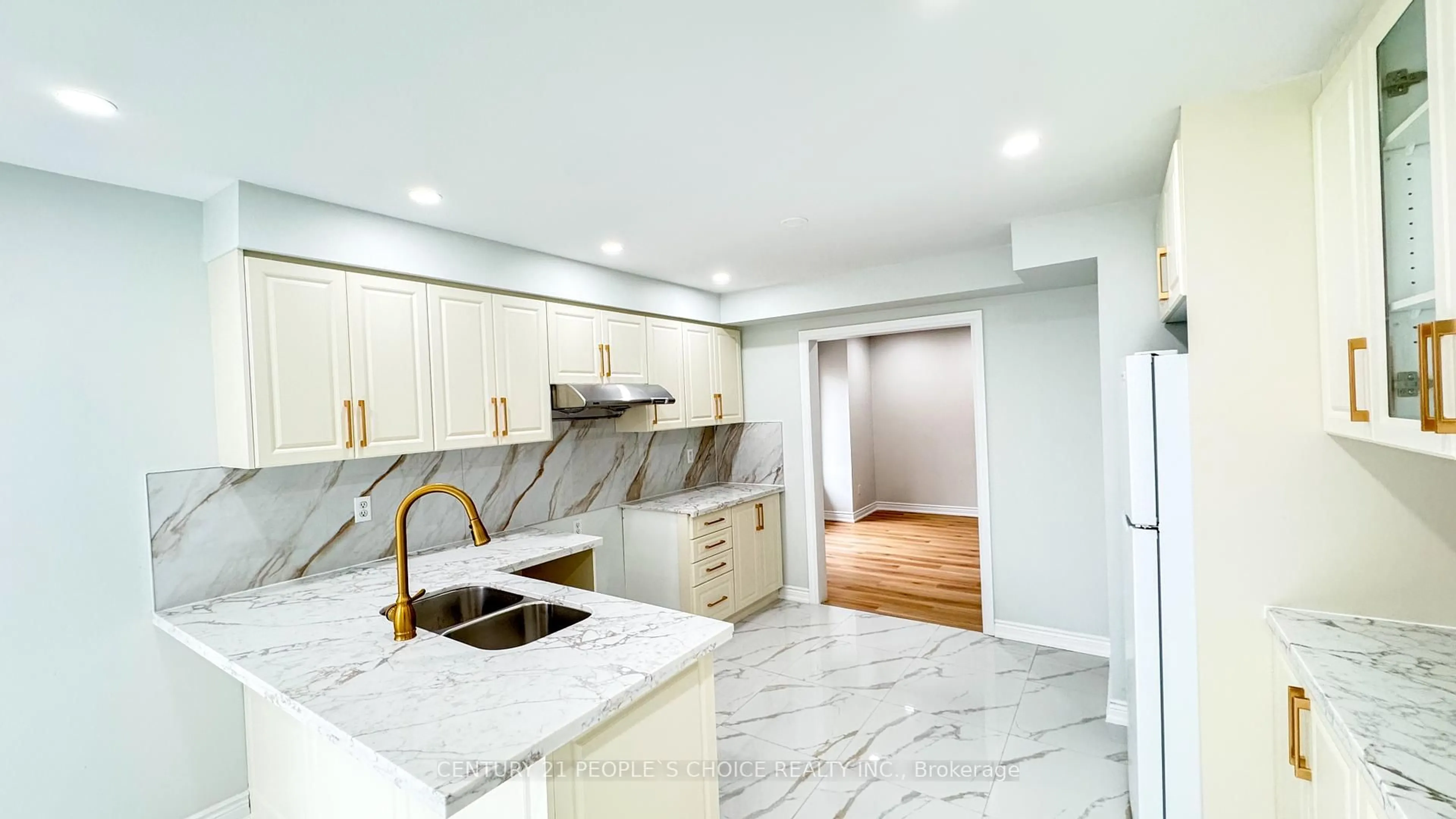 Open concept kitchen, ceramic/tile floor for 3 Bison Run Rd, Brampton Ontario L6R 1S2