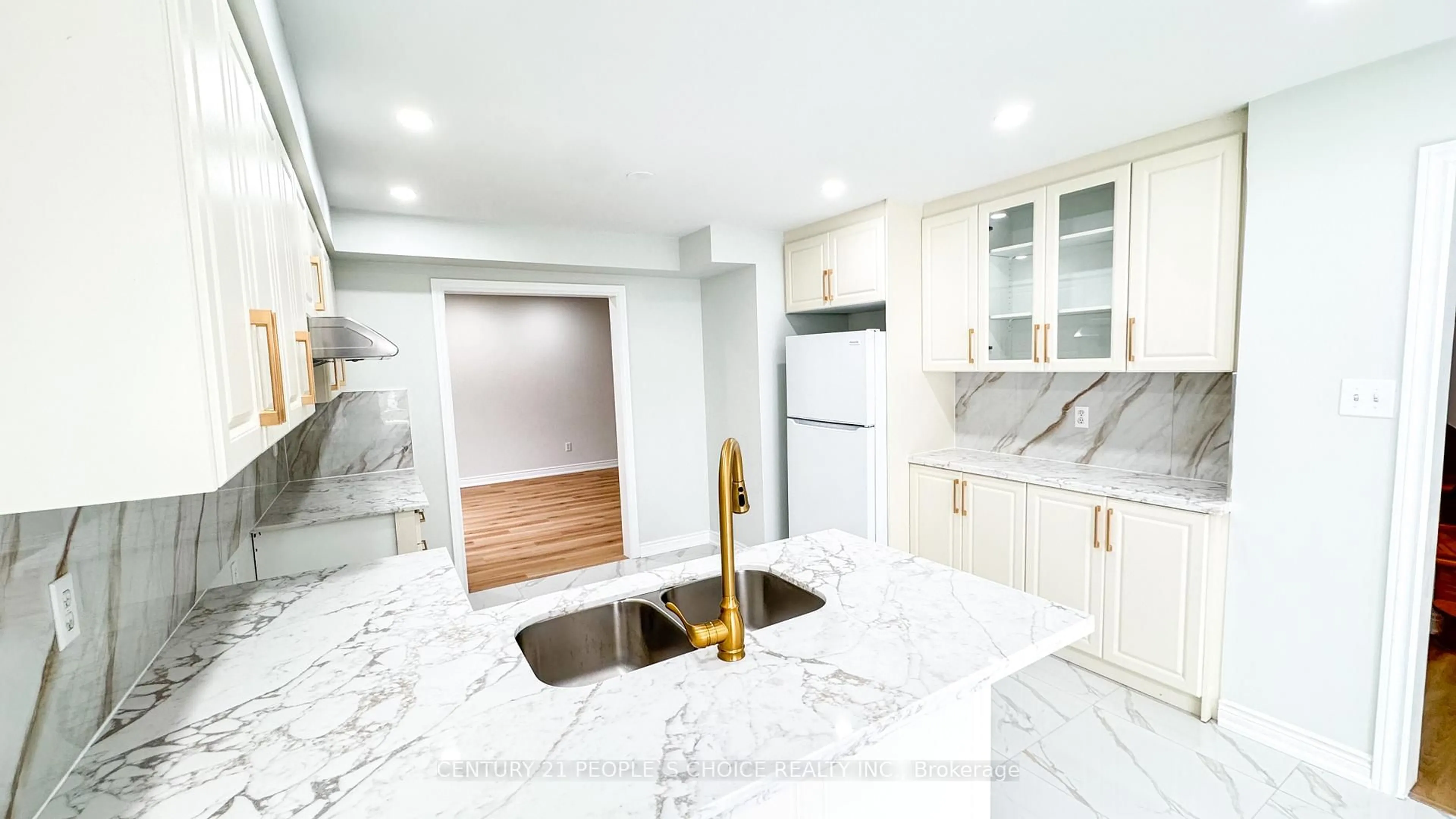 Open concept kitchen, ceramic/tile floor for 3 Bison Run Rd, Brampton Ontario L6R 1S2