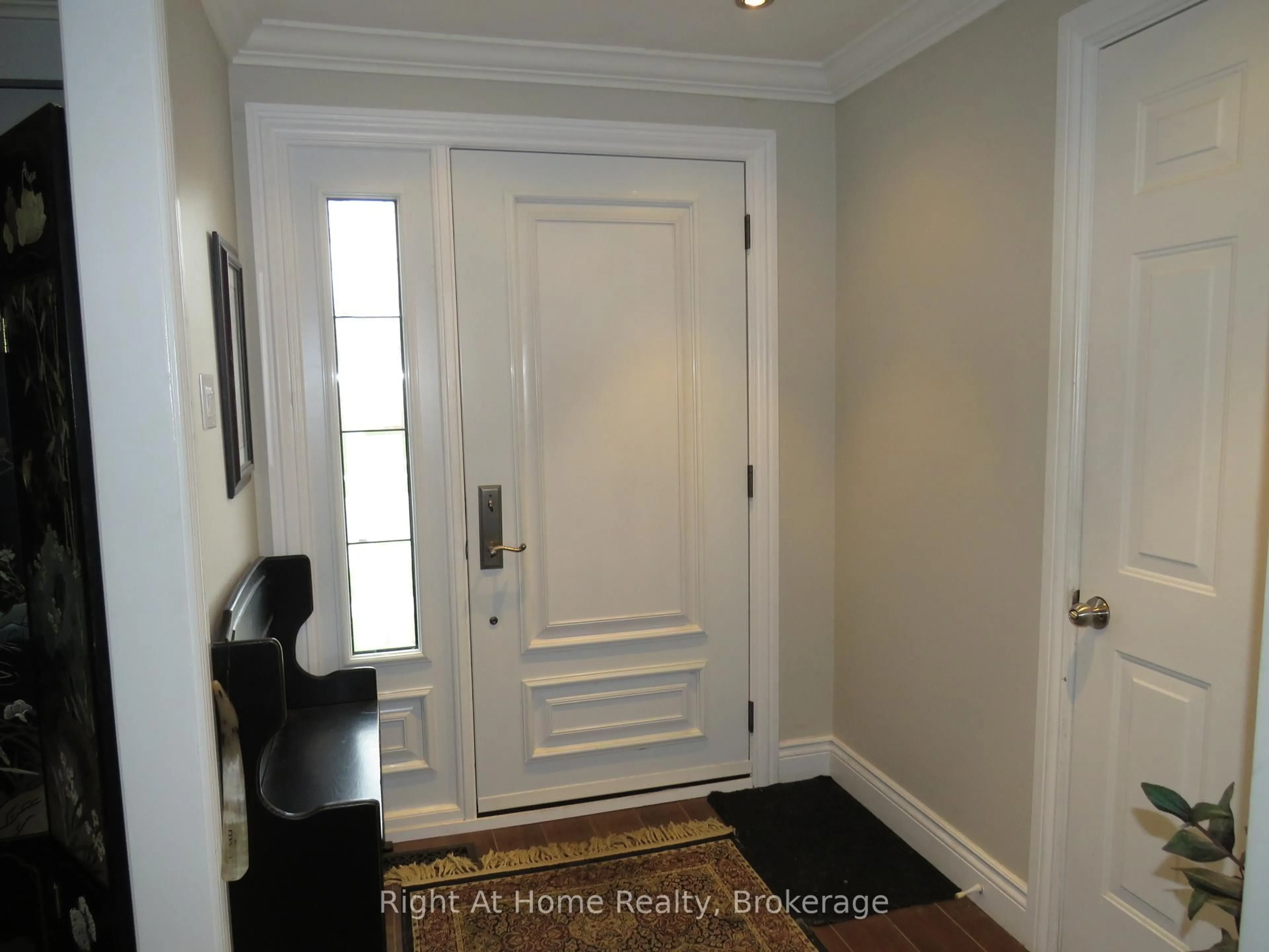 Indoor entryway for 2325 Devon Rd, Oakville Ontario L6J 5R2