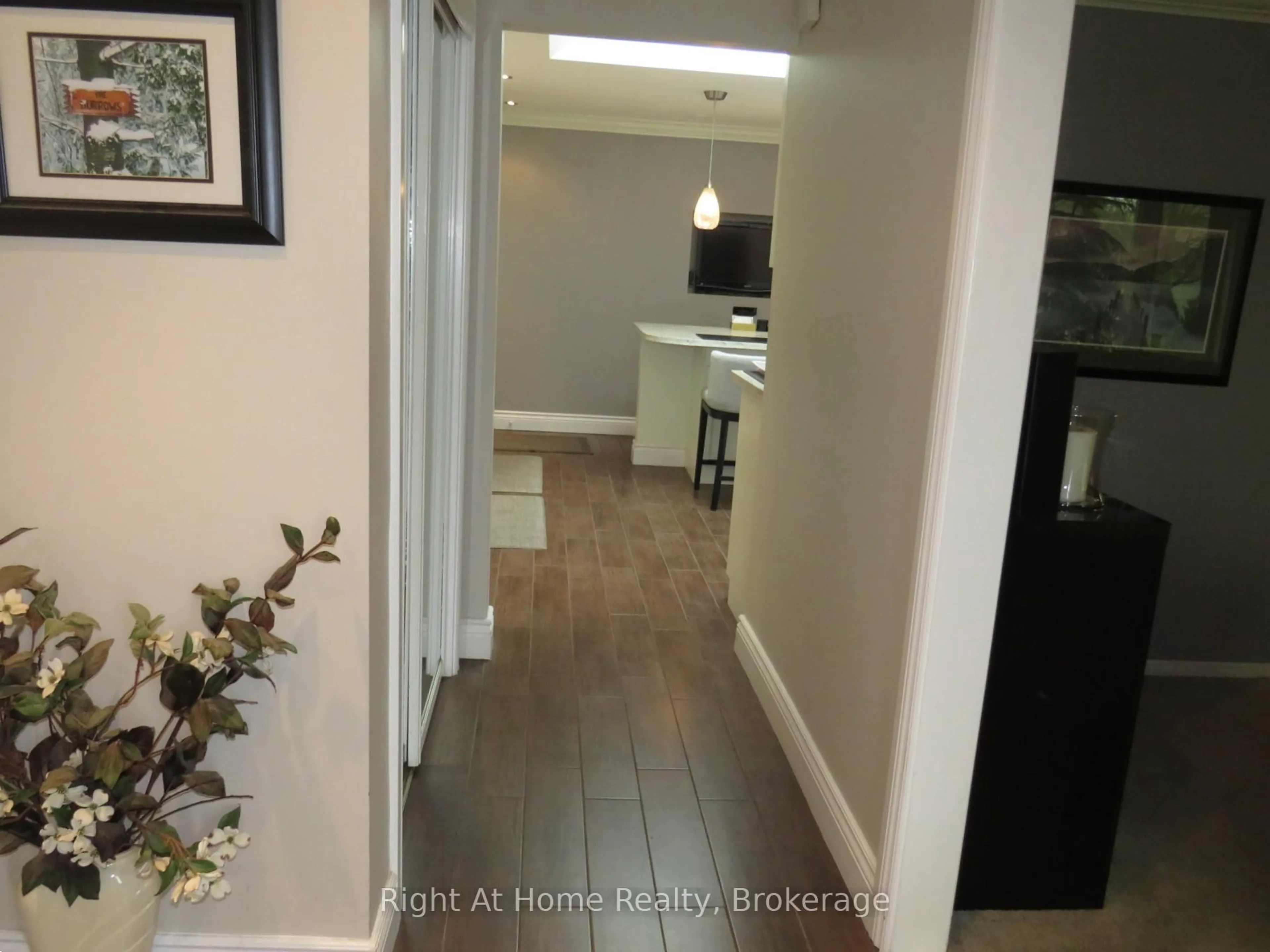 Indoor entryway for 2325 Devon Rd, Oakville Ontario L6J 5R2