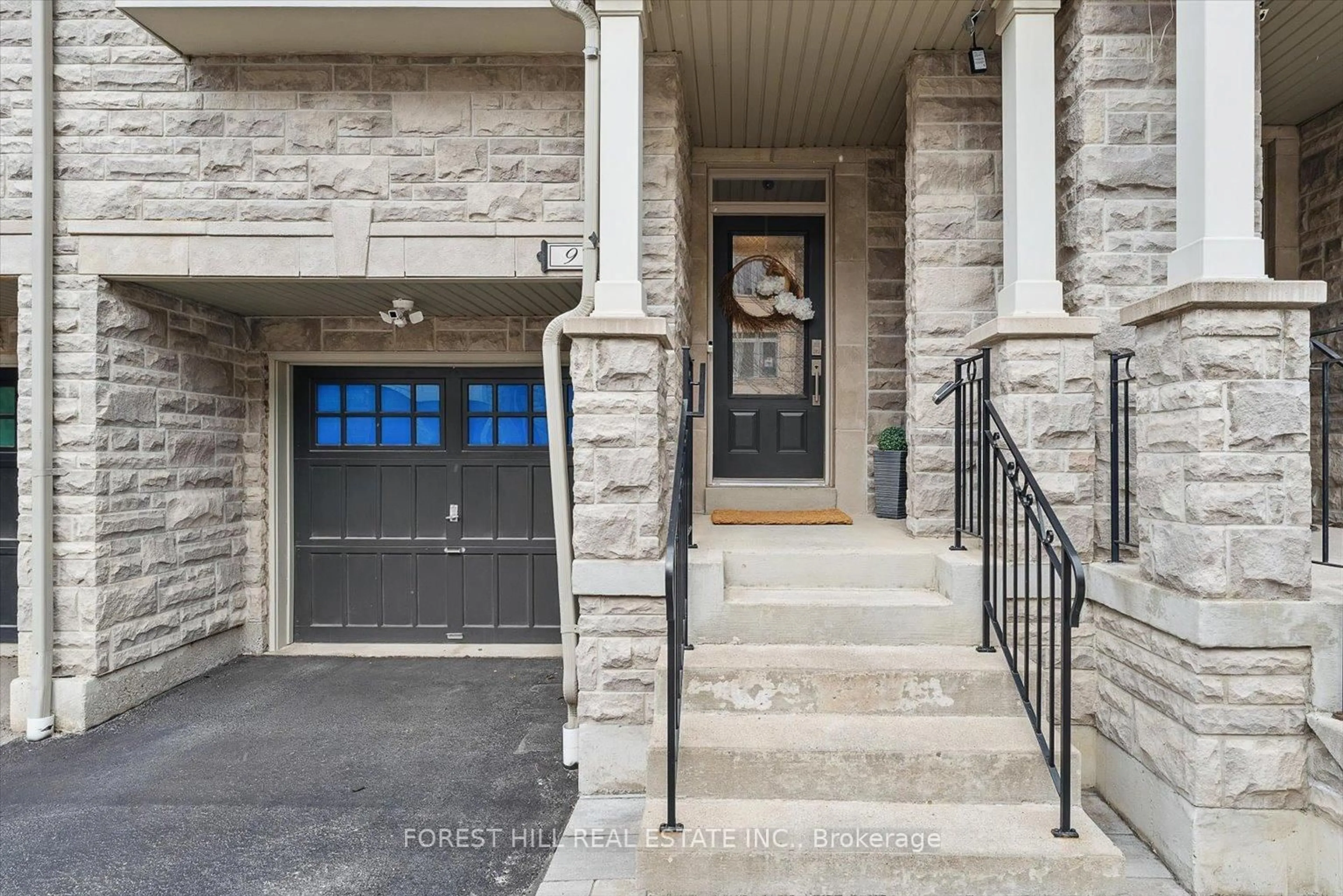 Indoor entryway for 3038 Haines Rd #9, Mississauga Ontario L4Y 0C8