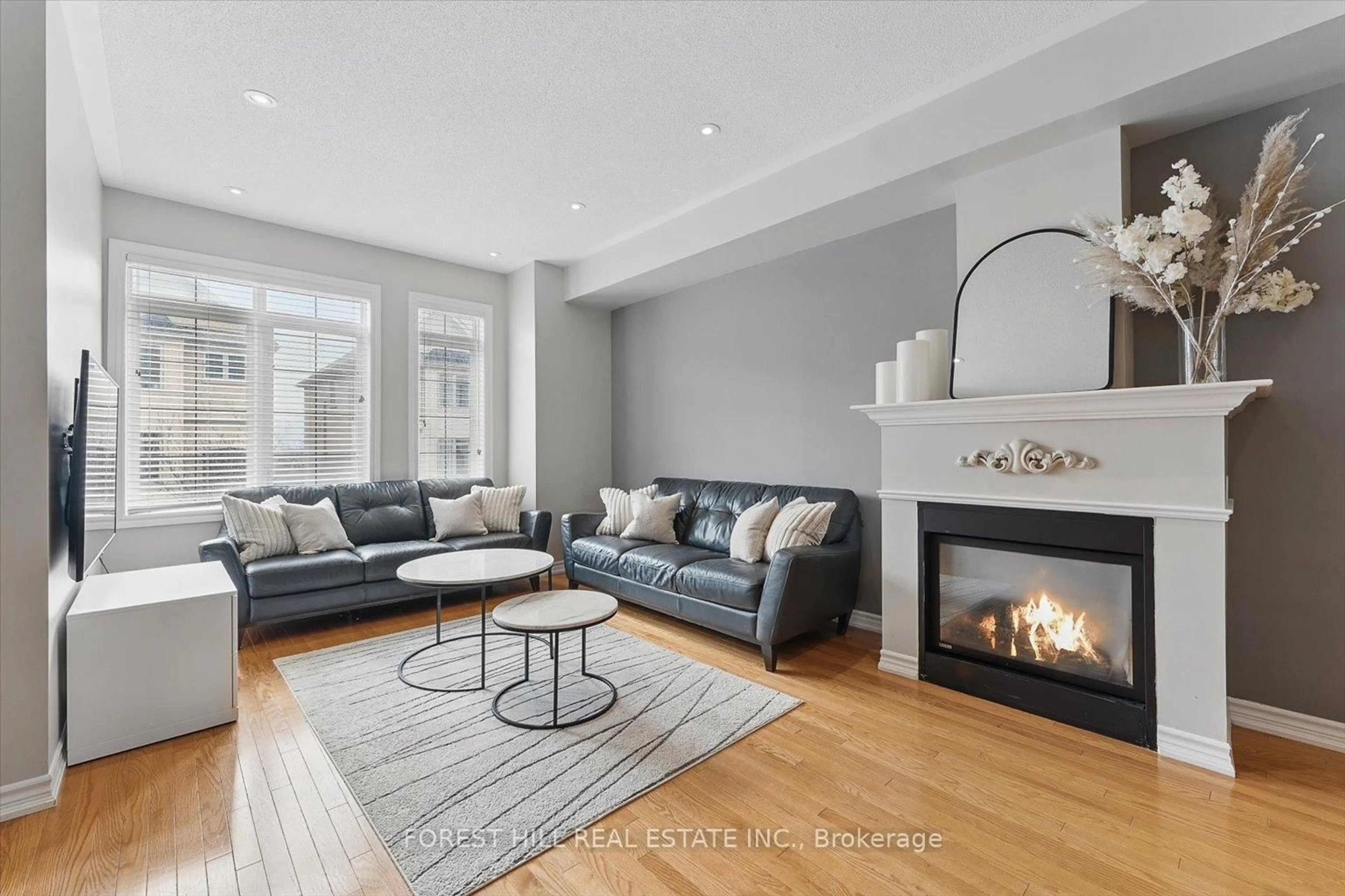 Living room with furniture, unknown for 3038 Haines Rd #9, Mississauga Ontario L4Y 0C8