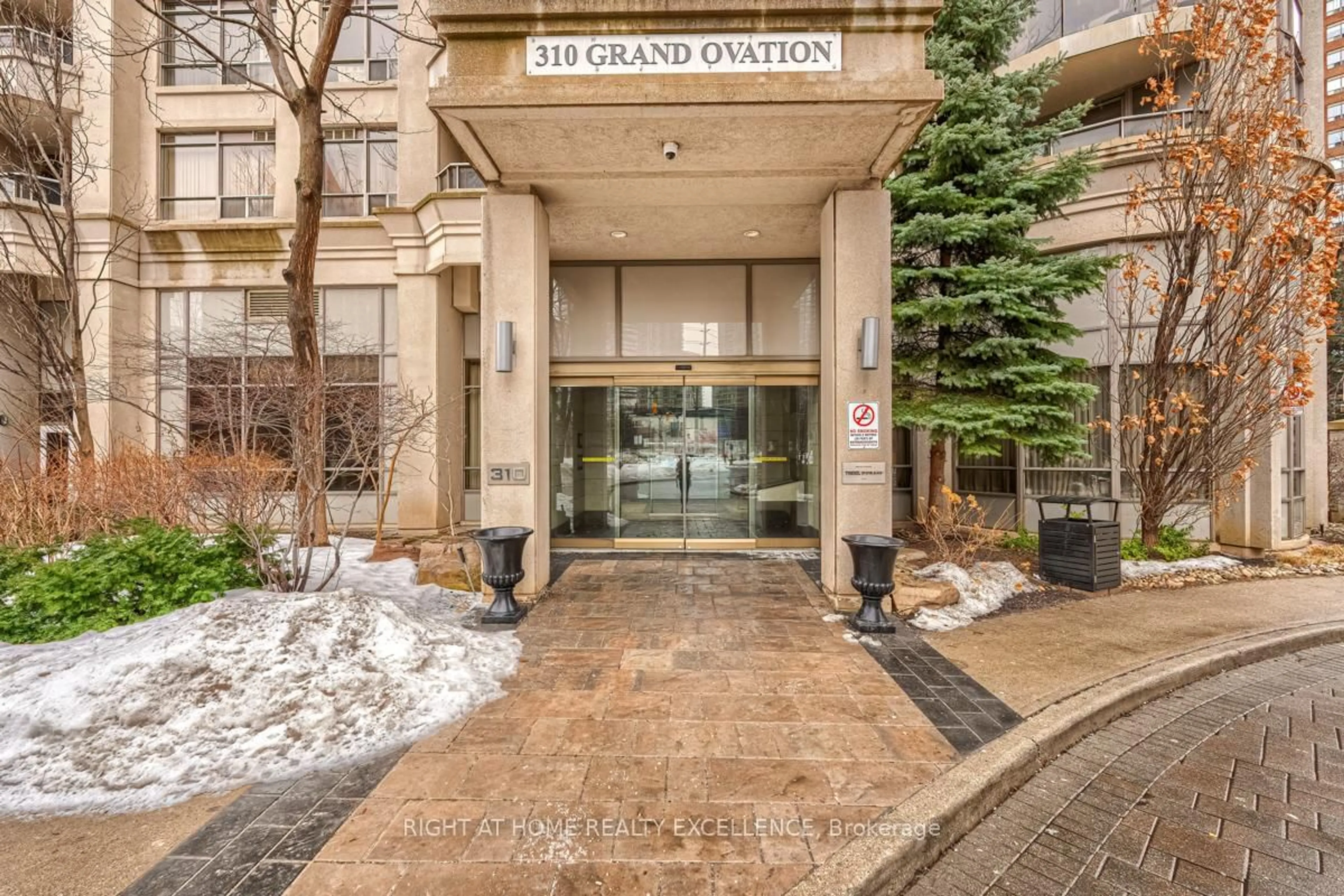 Indoor foyer for 310 Burnhamthorpe Rd #1109, Mississauga Ontario L5B 3Y5