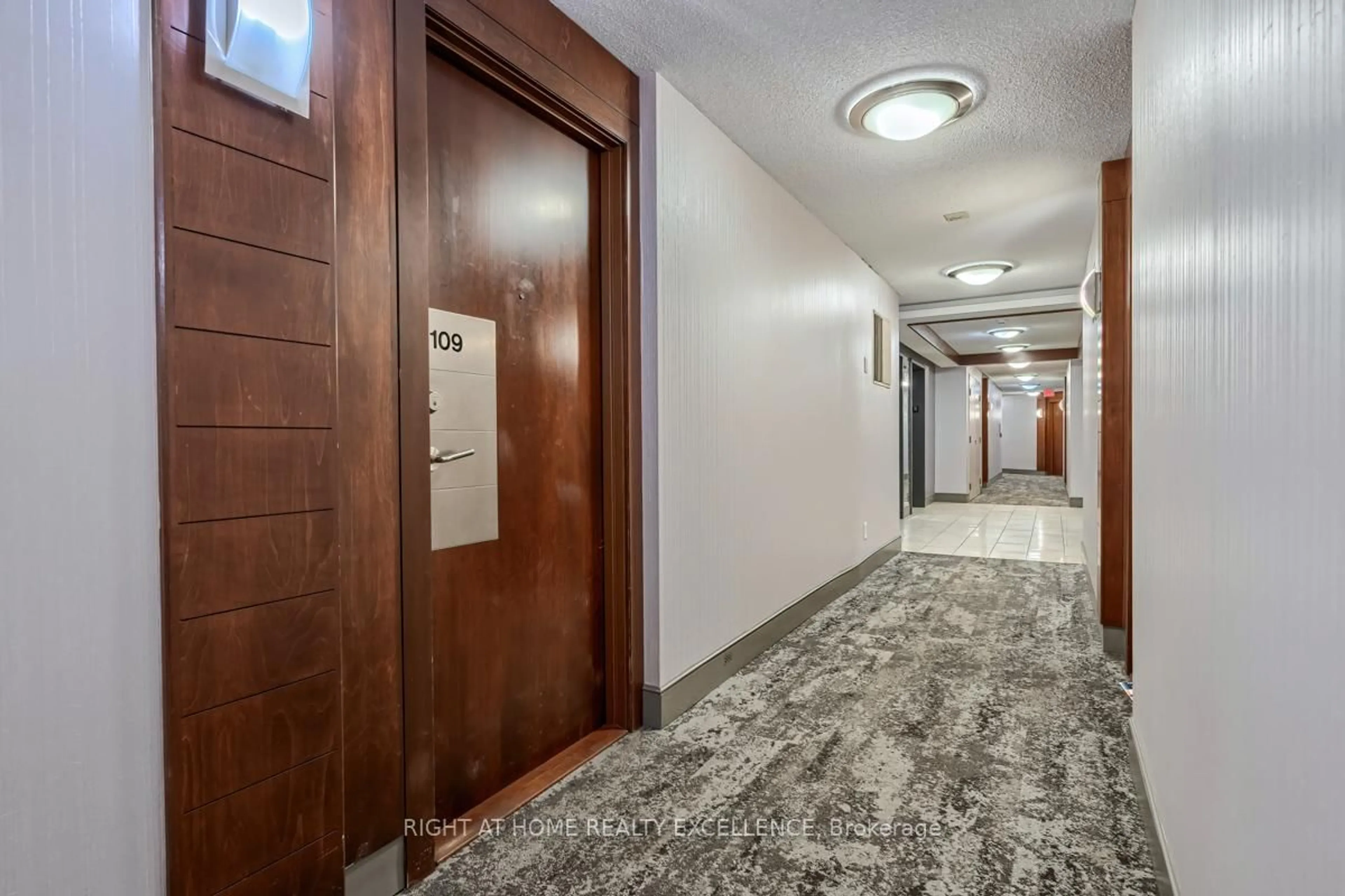 Indoor foyer for 310 Burnhamthorpe Rd #1109, Mississauga Ontario L5B 3Y5