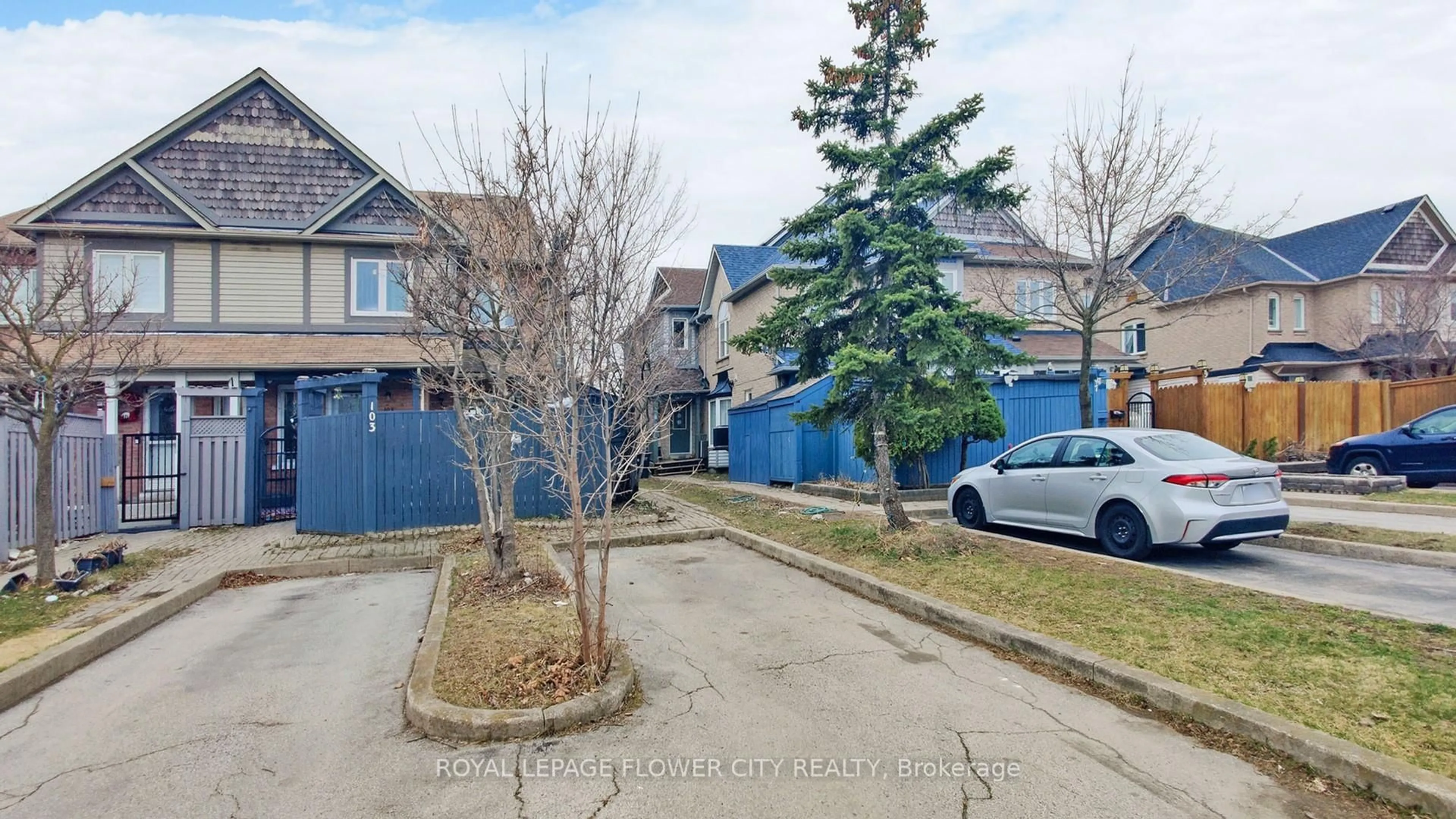 A pic from outside/outdoor area/front of a property/back of a property/a pic from drone, street for 101 Chipmunk Cres, Brampton Ontario L6R 1B4
