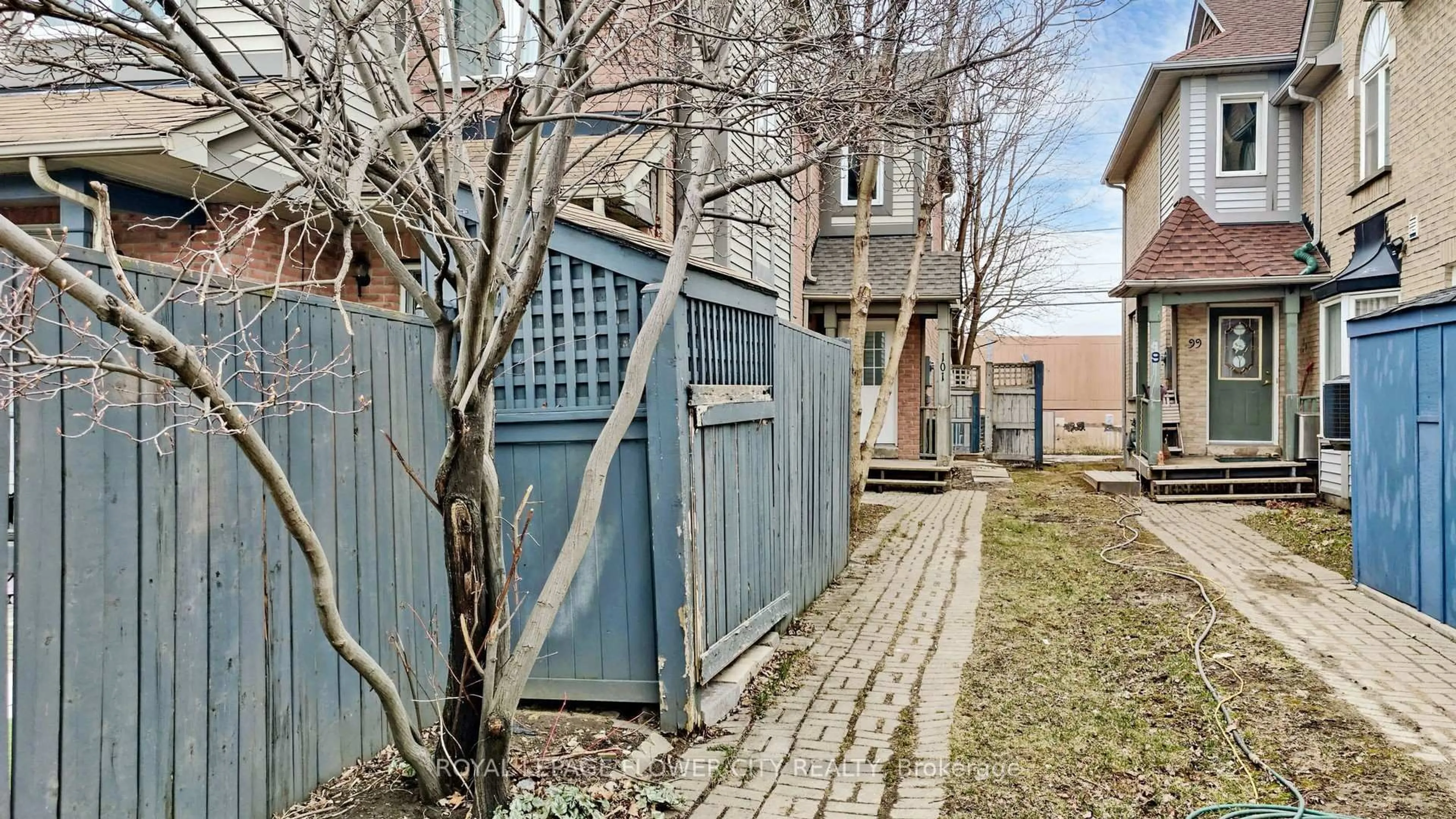 Patio, street for 101 Chipmunk Cres, Brampton Ontario L6R 1B4