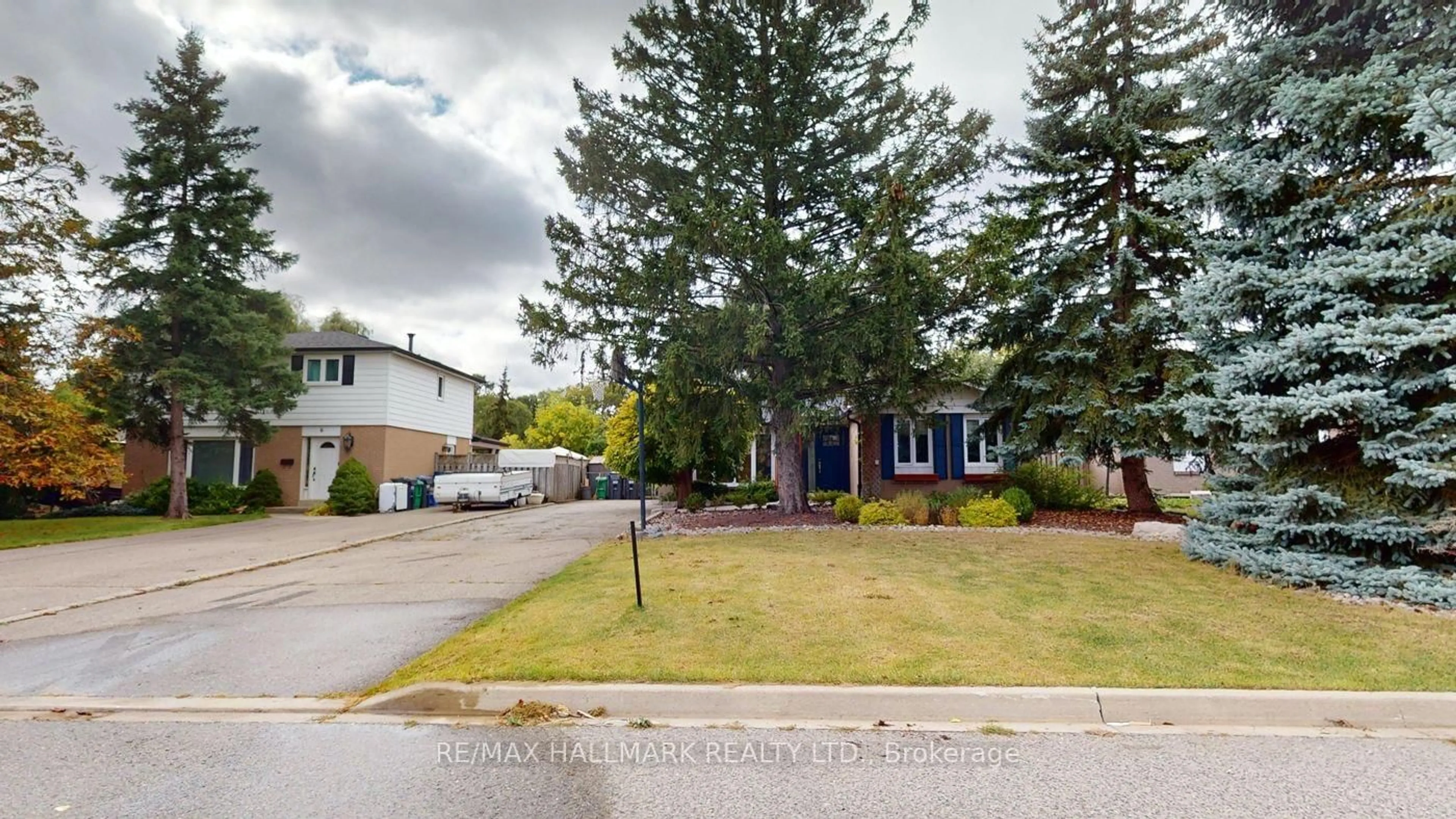 A pic from outside/outdoor area/front of a property/back of a property/a pic from drone, street for 8 Dunblaine Cres, Brampton Ontario L6T 3H2