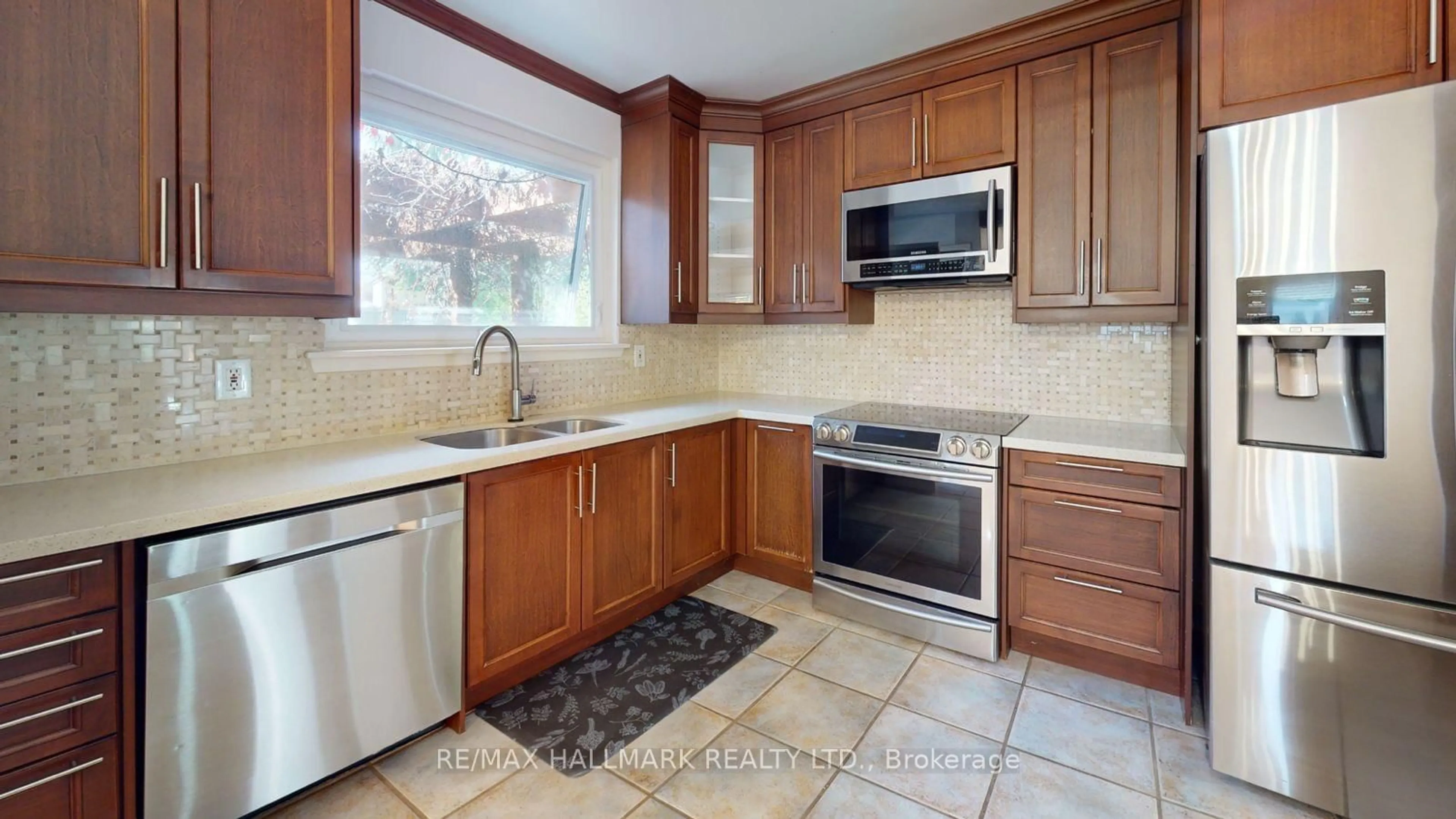 Standard kitchen, ceramic/tile floor for 8 Dunblaine Cres, Brampton Ontario L6T 3H2