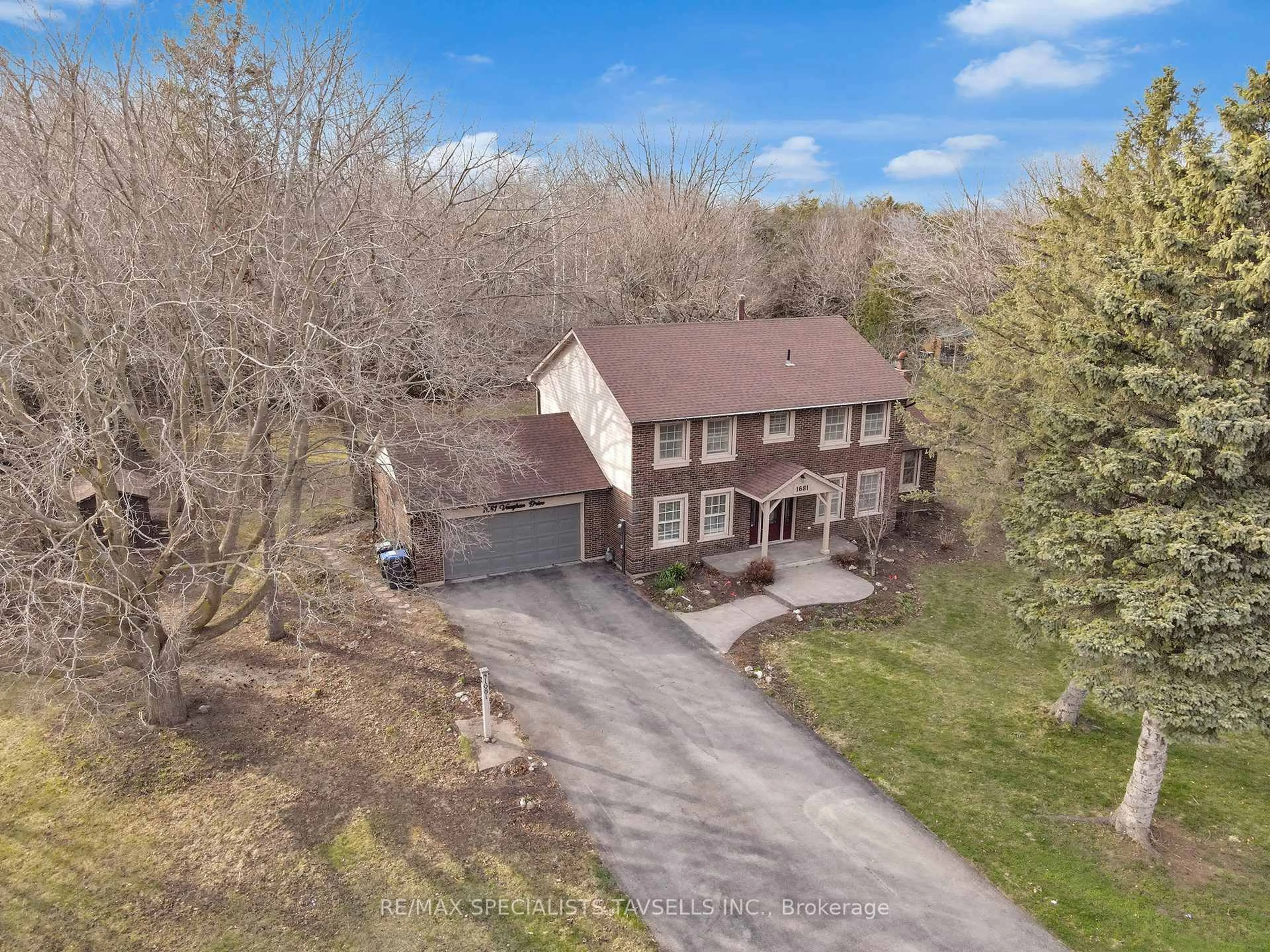 A pic from outside/outdoor area/front of a property/back of a property/a pic from drone, street for 1681 Vaughan Dr, Caledon Ontario L7K 1C4