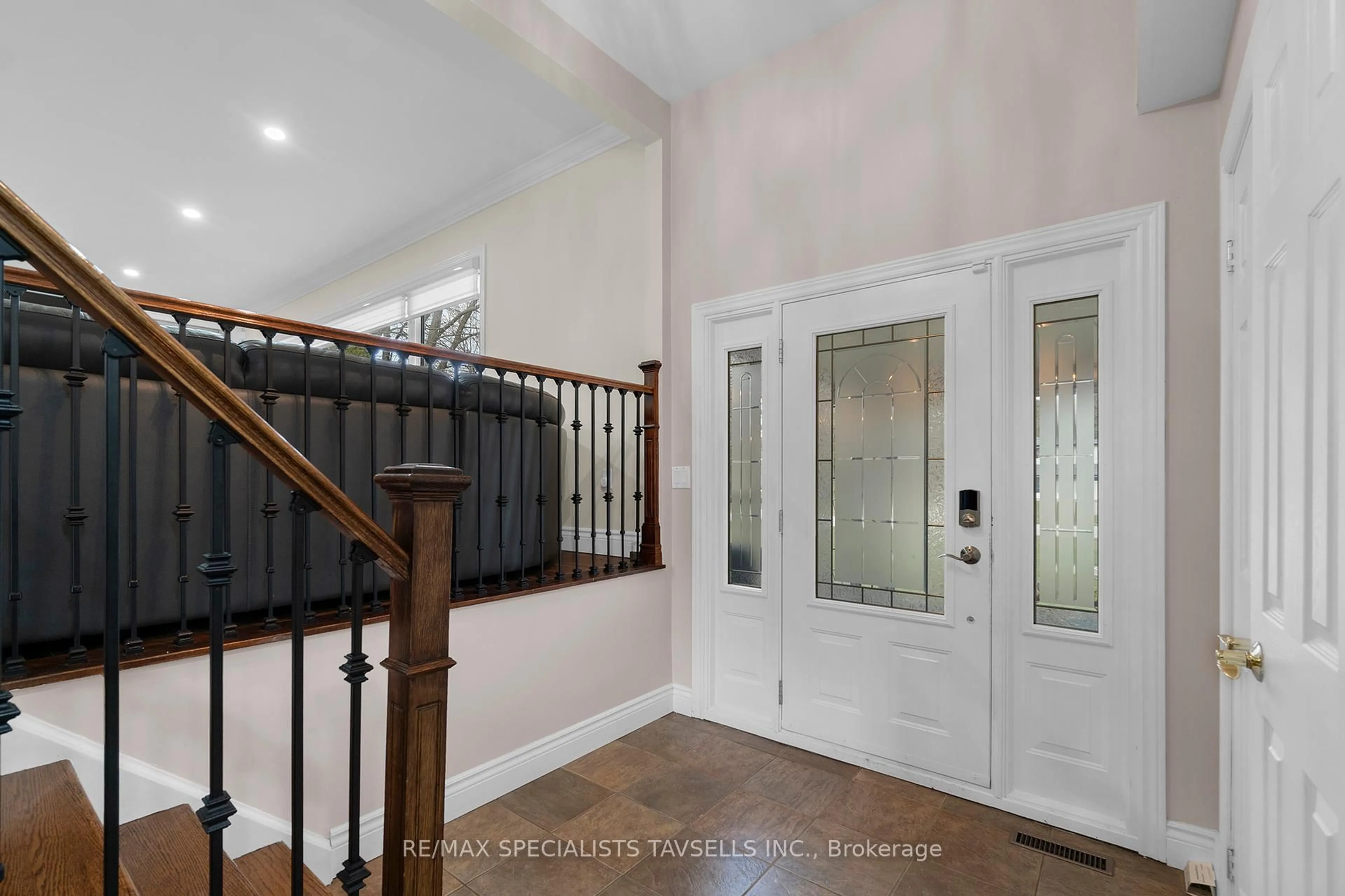 Indoor entryway for 1677 Vaughan Dr, Caledon Ontario L7K 1C4