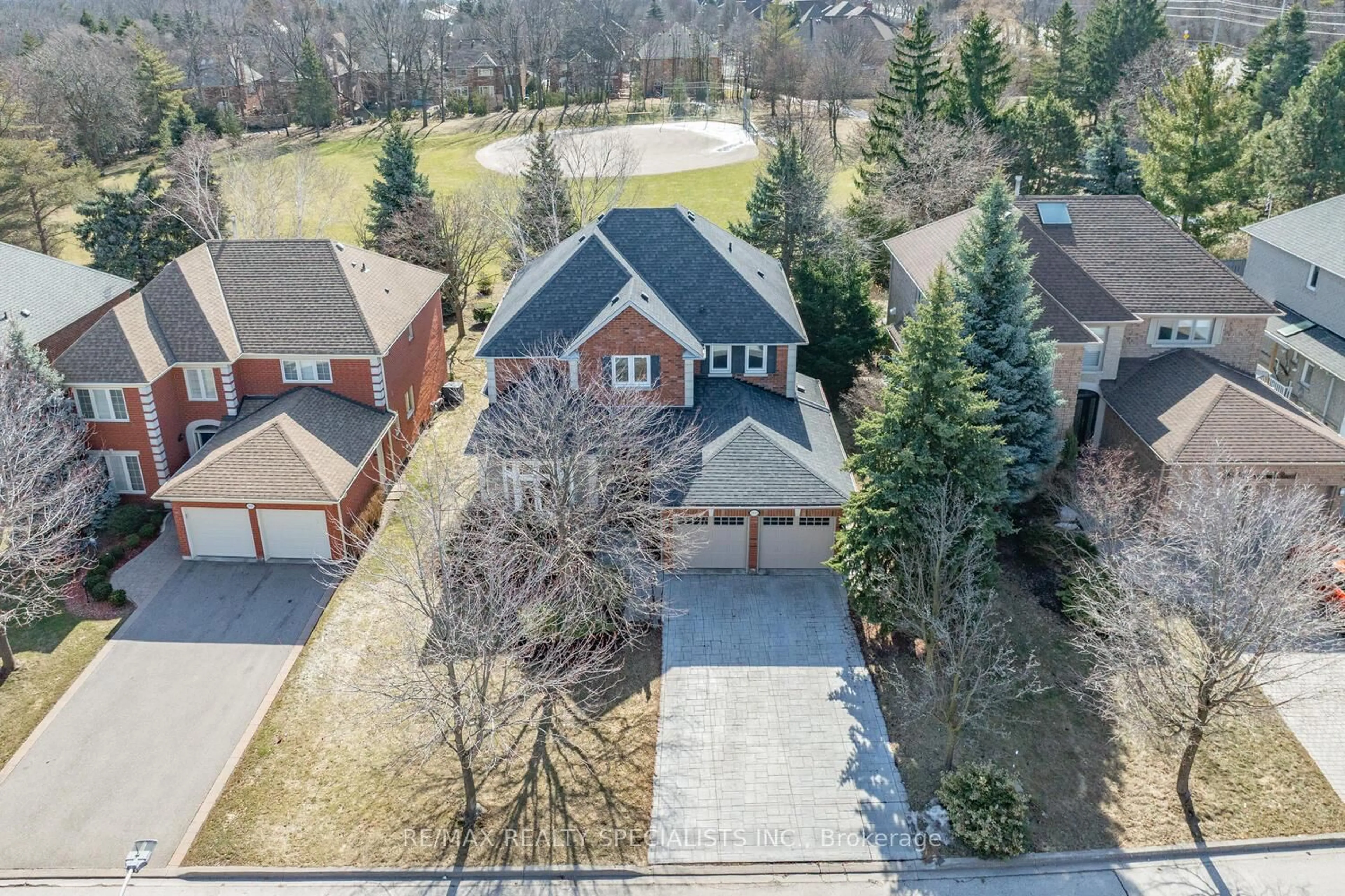 A pic from outside/outdoor area/front of a property/back of a property/a pic from drone, street for 2923 Hammond Rd, Mississauga Ontario L5K 2M2