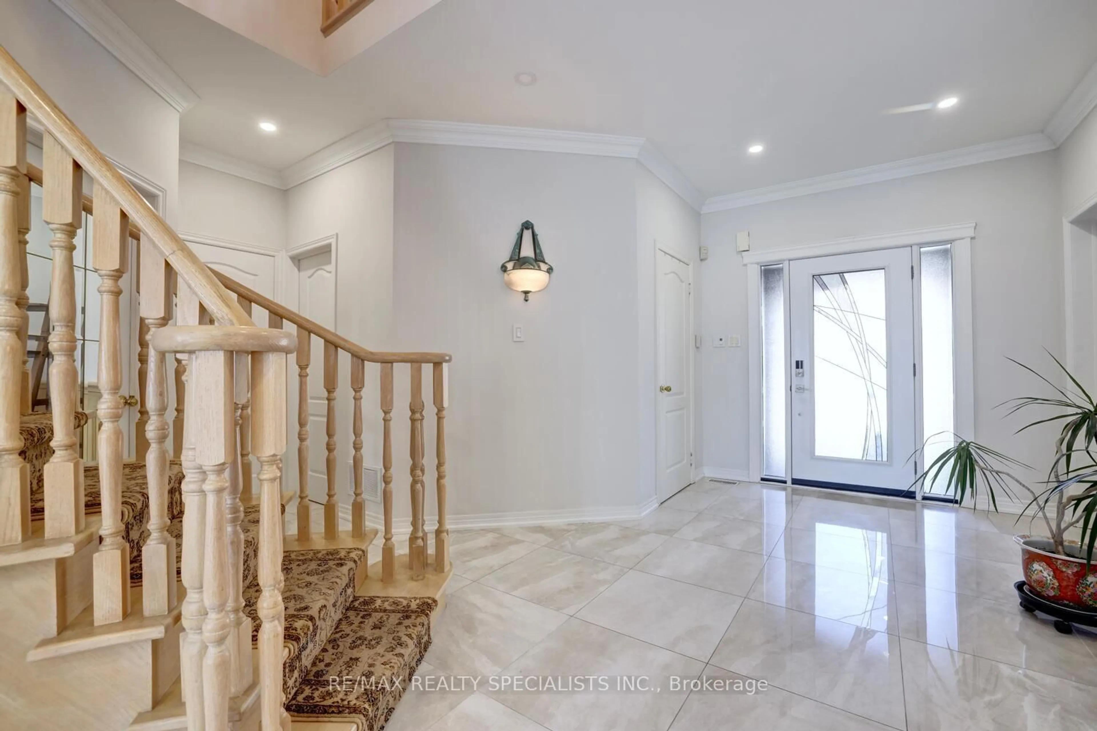 Indoor foyer for 2923 Hammond Rd, Mississauga Ontario L5K 2M2