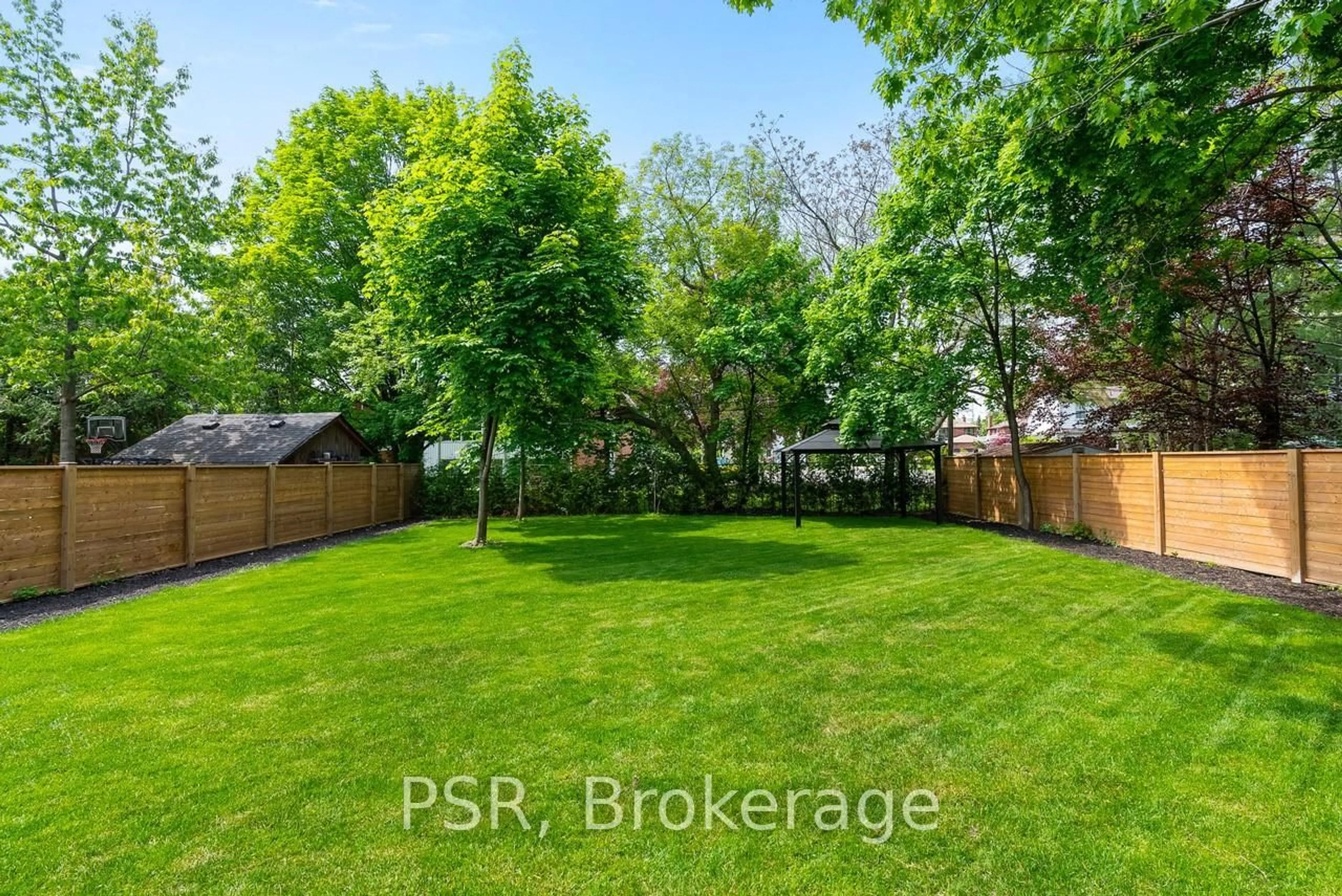 A pic from outside/outdoor area/front of a property/back of a property/a pic from drone, unknown for 2084 Tolman Rd, Mississauga Ontario L4Y 1S9