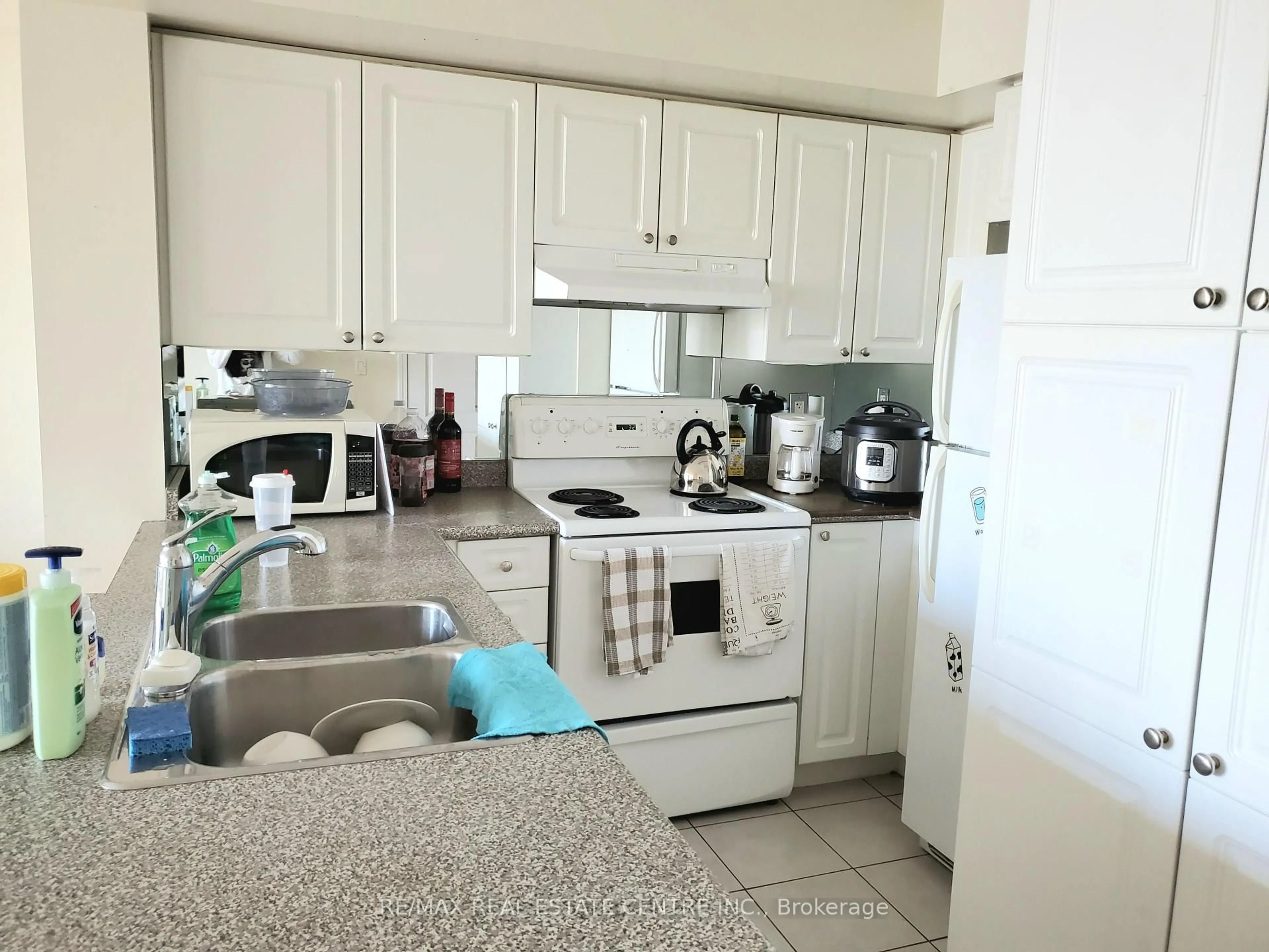 Standard kitchen, unknown for 1 Elm Dr #909, Mississauga Ontario L5B 4M1