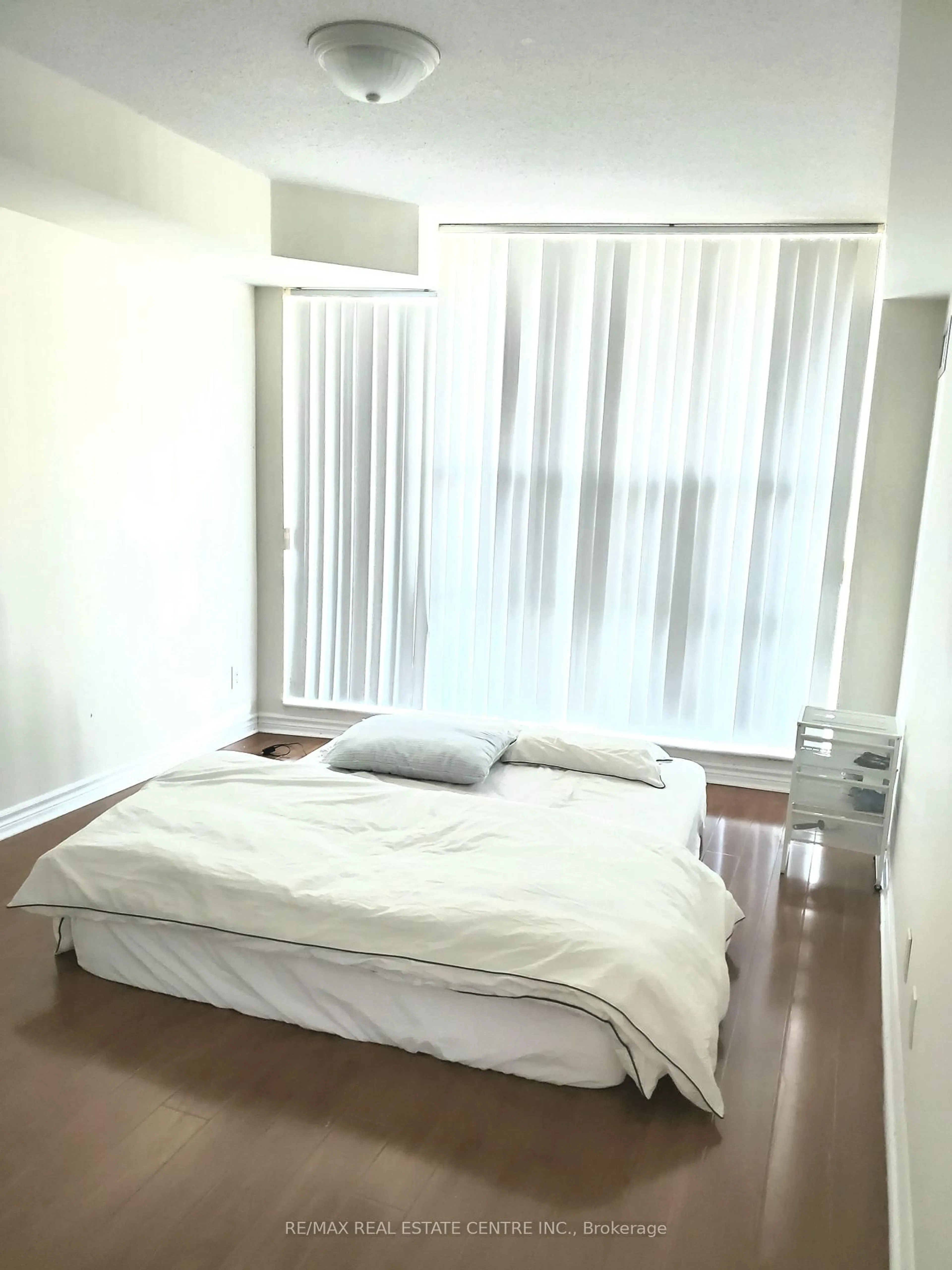 Bedroom with bed, floor is not visible for 1 Elm Dr #909, Mississauga Ontario L5B 4M1