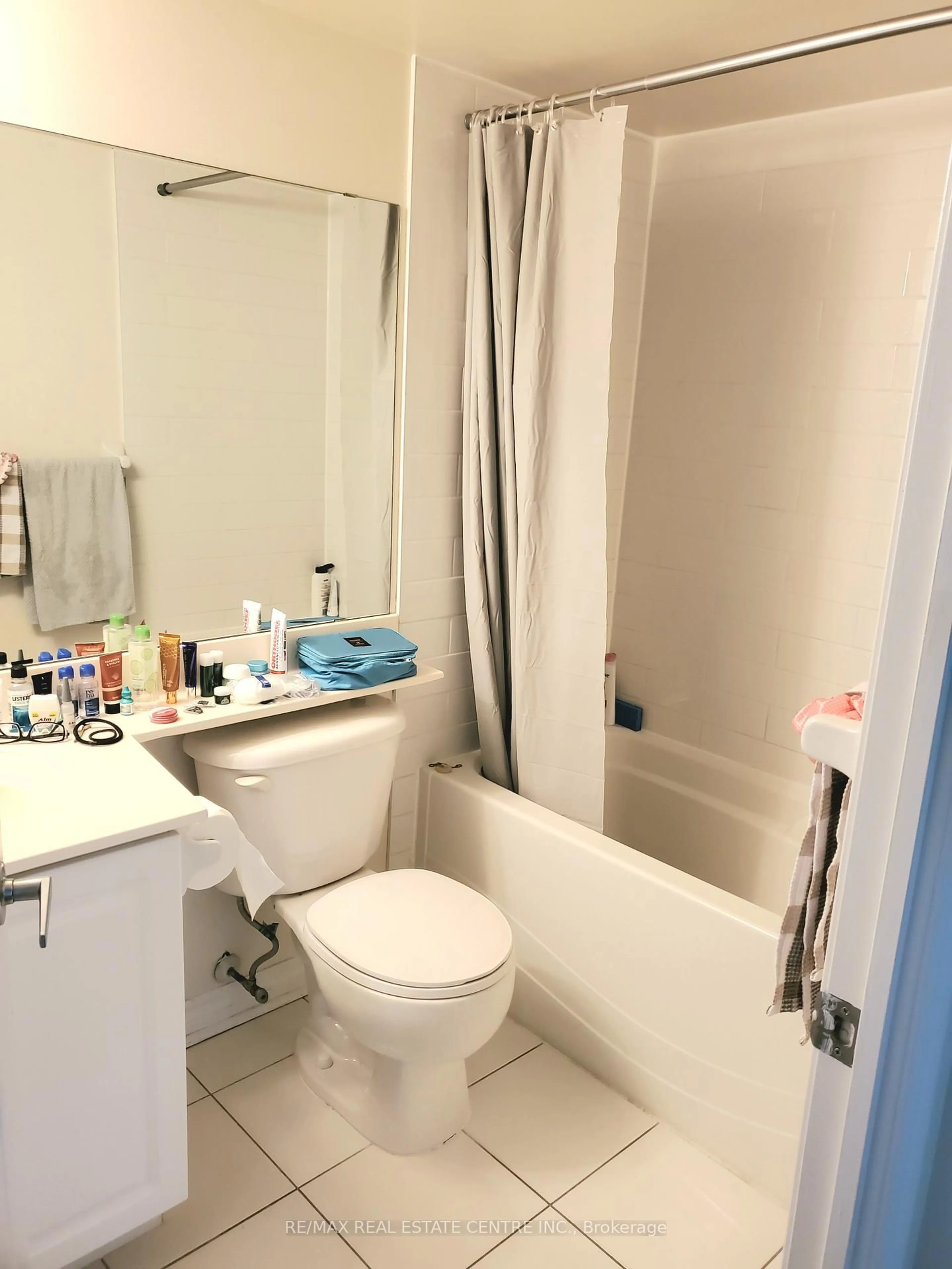 Standard bathroom, floor is not visible for 1 Elm Dr #909, Mississauga Ontario L5B 4M1