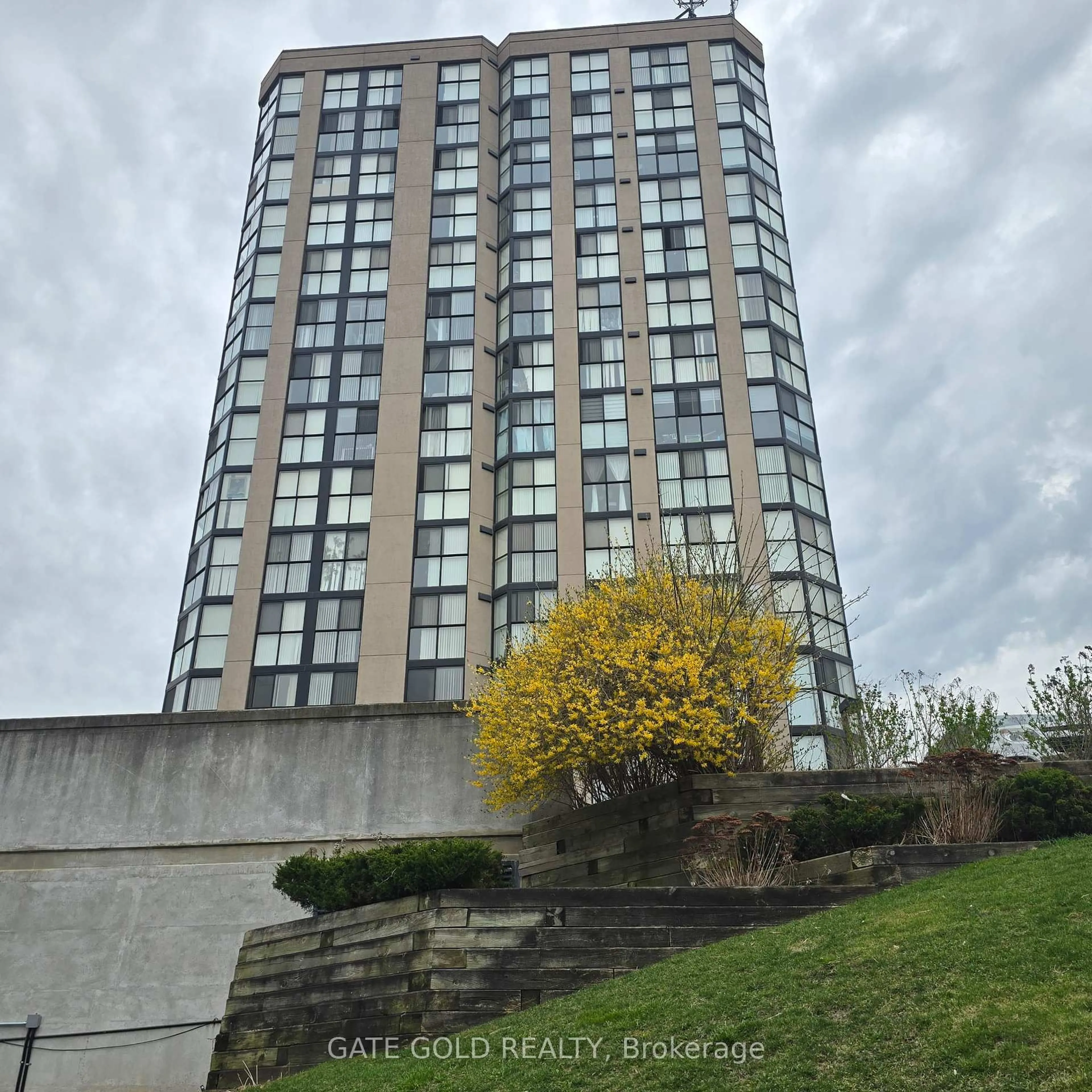 A pic from outside/outdoor area/front of a property/back of a property/a pic from drone, unknown for 600 Rexdale Blvd #LPH2, Toronto Ontario M9W 6T4