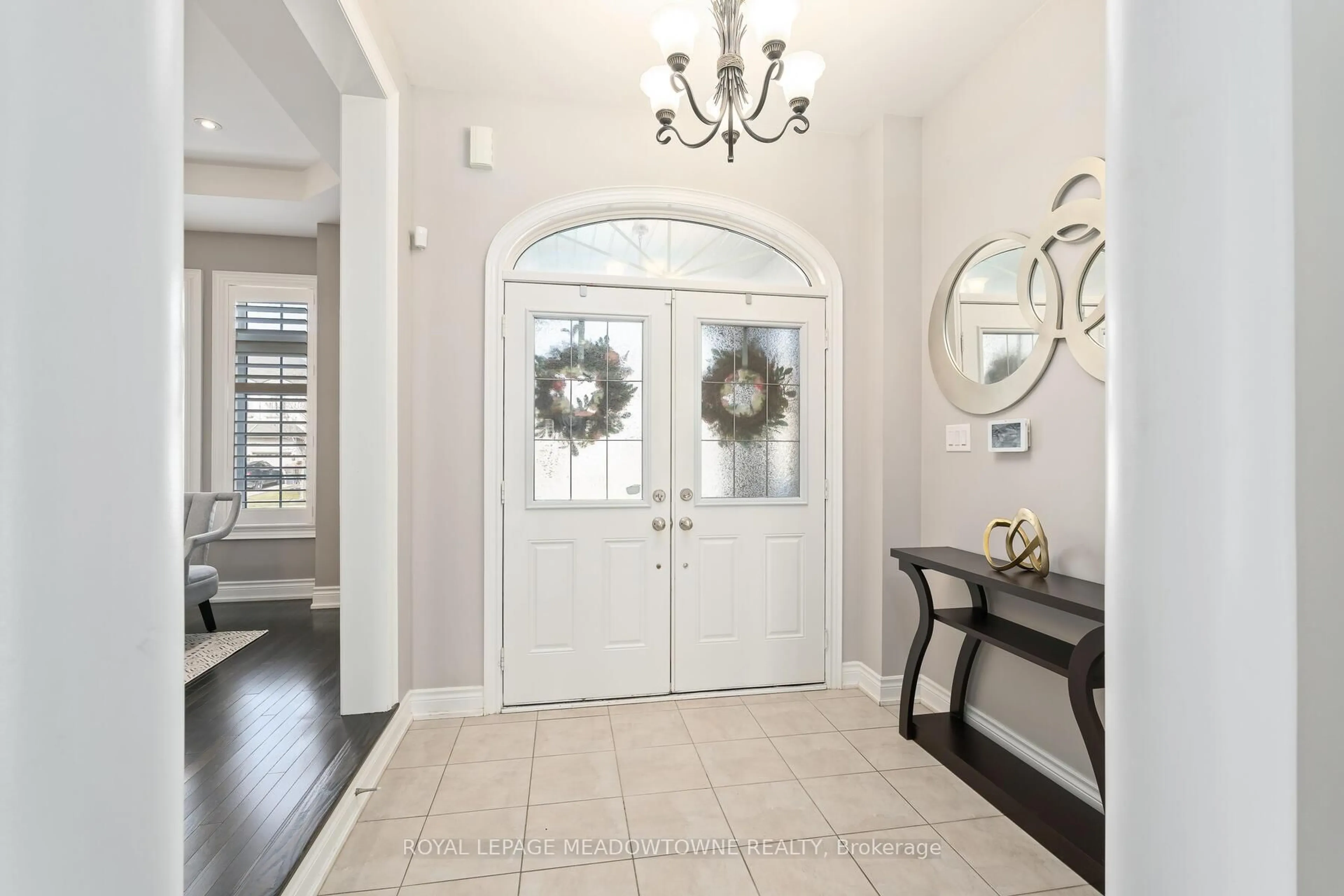 Indoor entryway for 5 Beacon Hill Dr, Brampton Ontario L6X 0V6