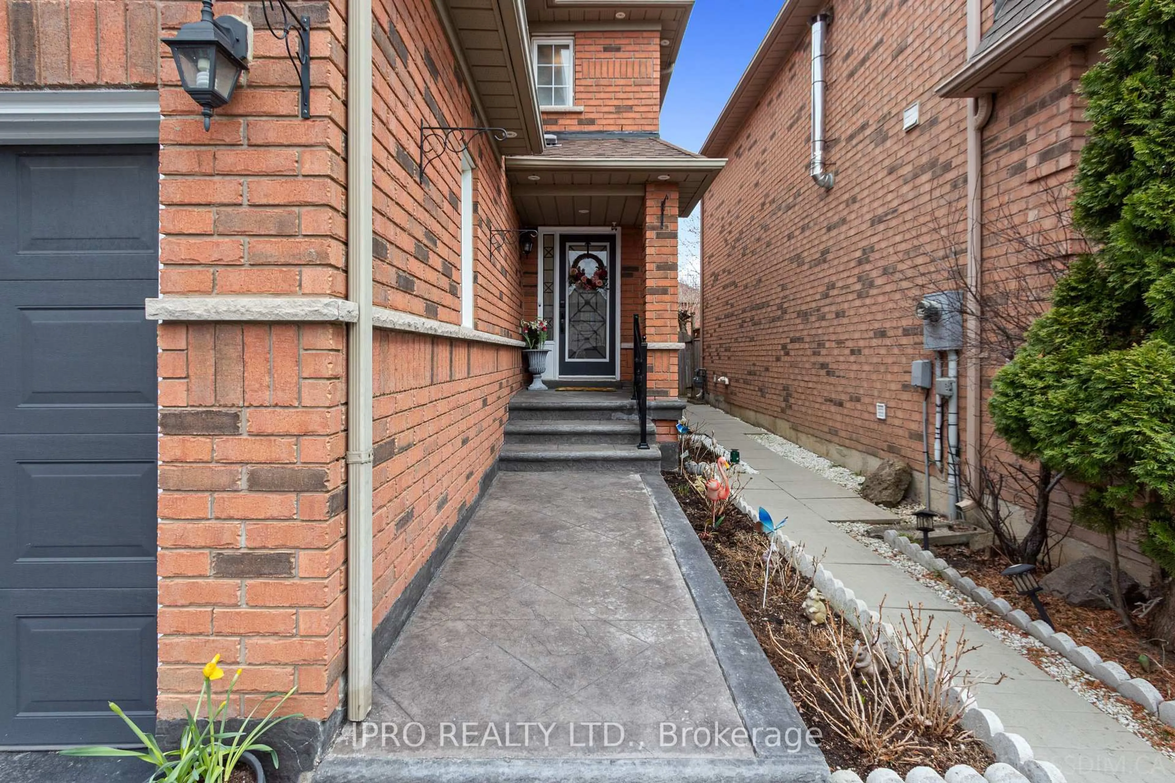 Home with brick exterior material, street for 3814 Ridgepoint Way, Mississauga Ontario L5N 7T7