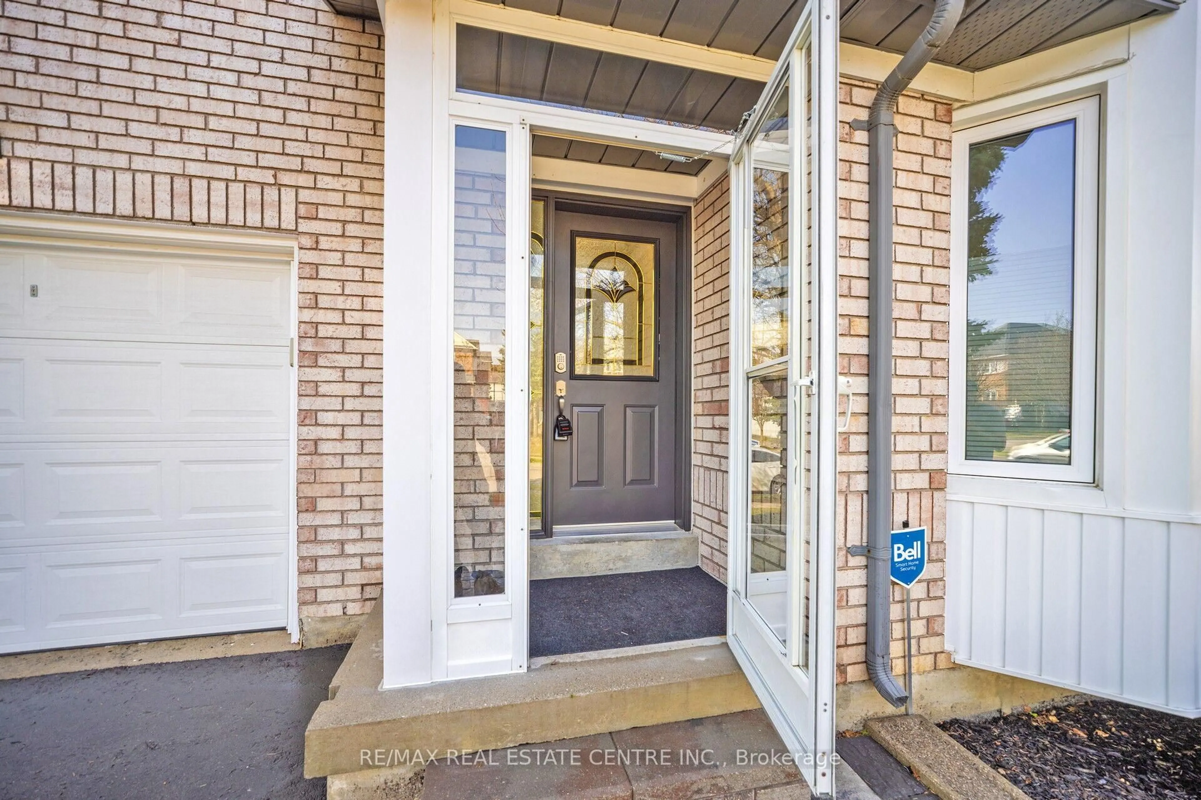 Indoor entryway for 142 Ural Circ, Brampton Ontario L6R 1H1