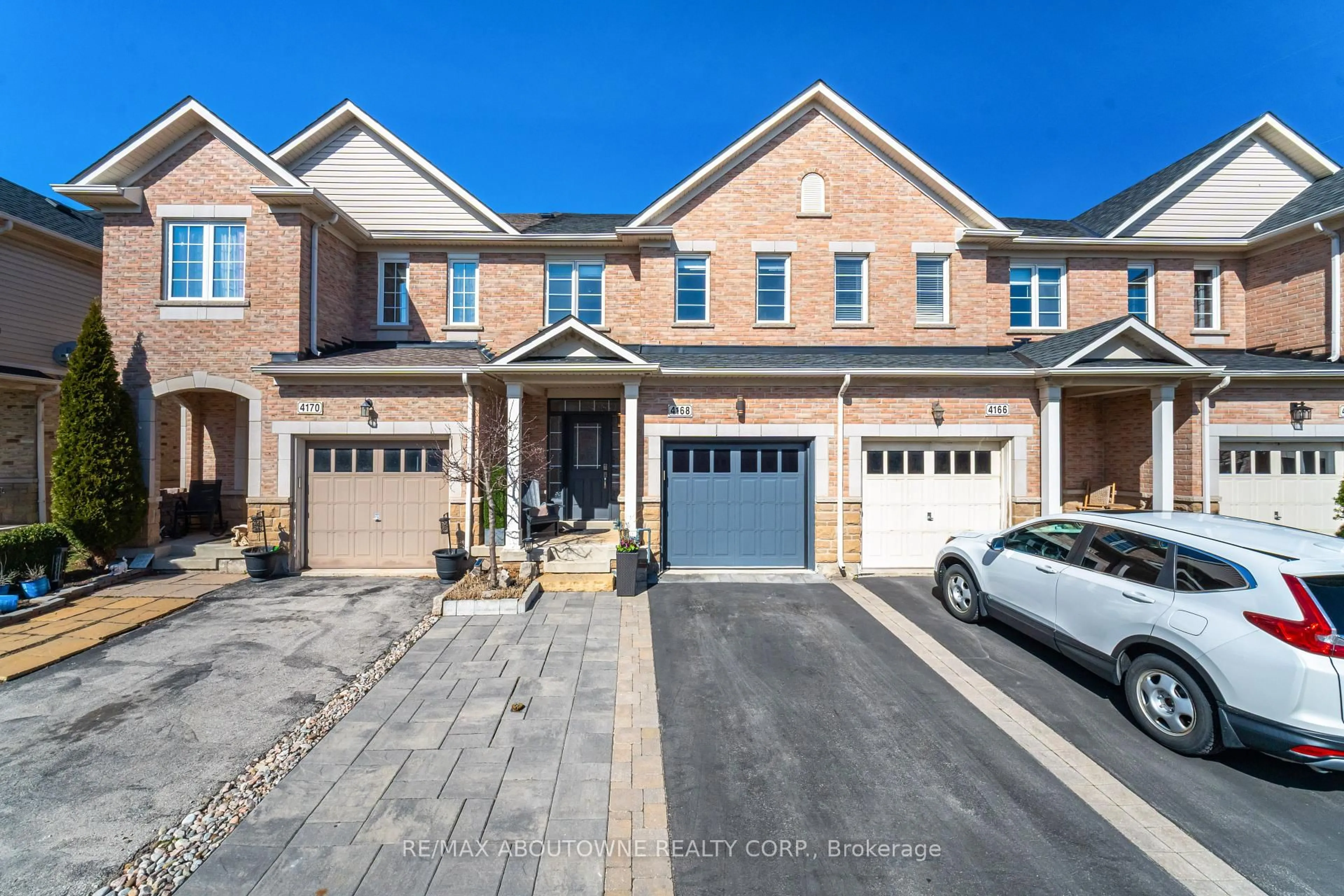 Home with brick exterior material, street for 4168 Rawlins Common, Burlington Ontario L7M 0B5