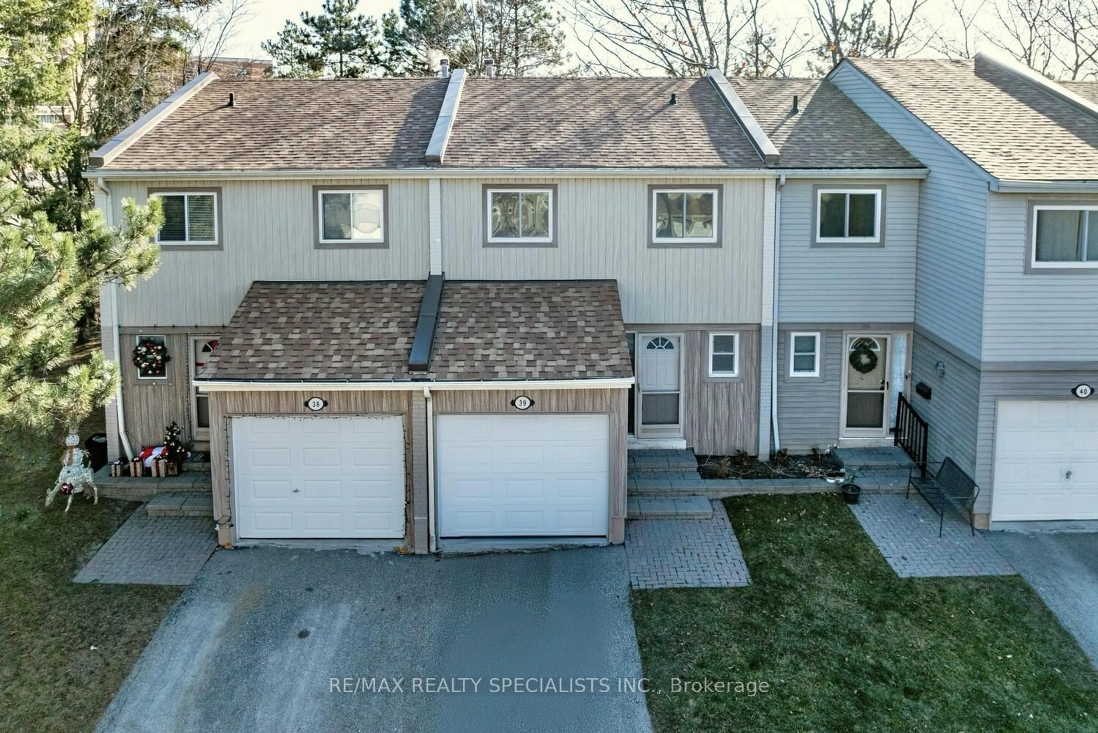 A pic from outside/outdoor area/front of a property/back of a property/a pic from drone, street for 3500 Glen Erin Dr #39, Mississauga Ontario L5L 1W6