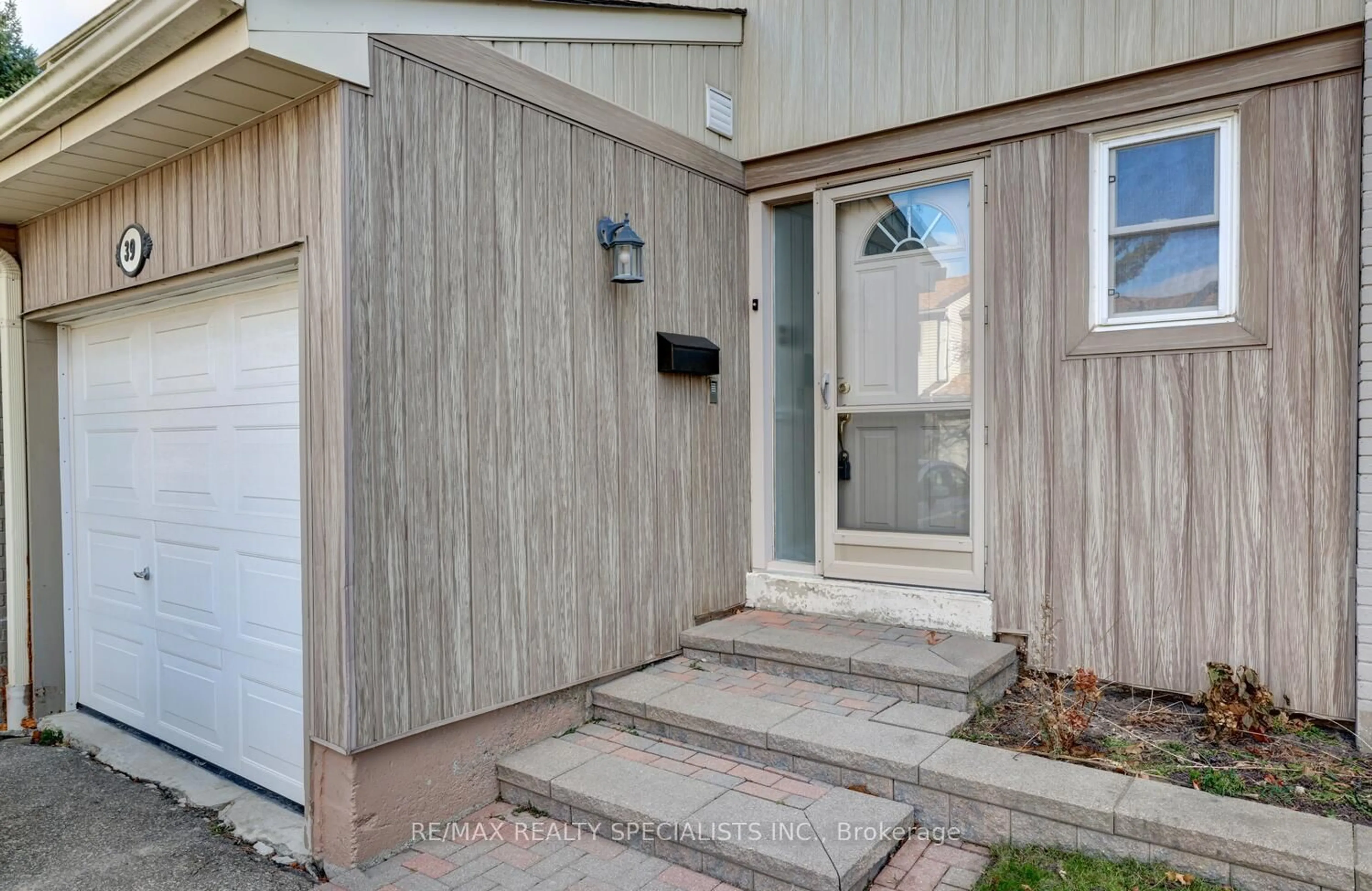 Indoor entryway for 3500 Glen Erin Dr #39, Mississauga Ontario L5L 1W6