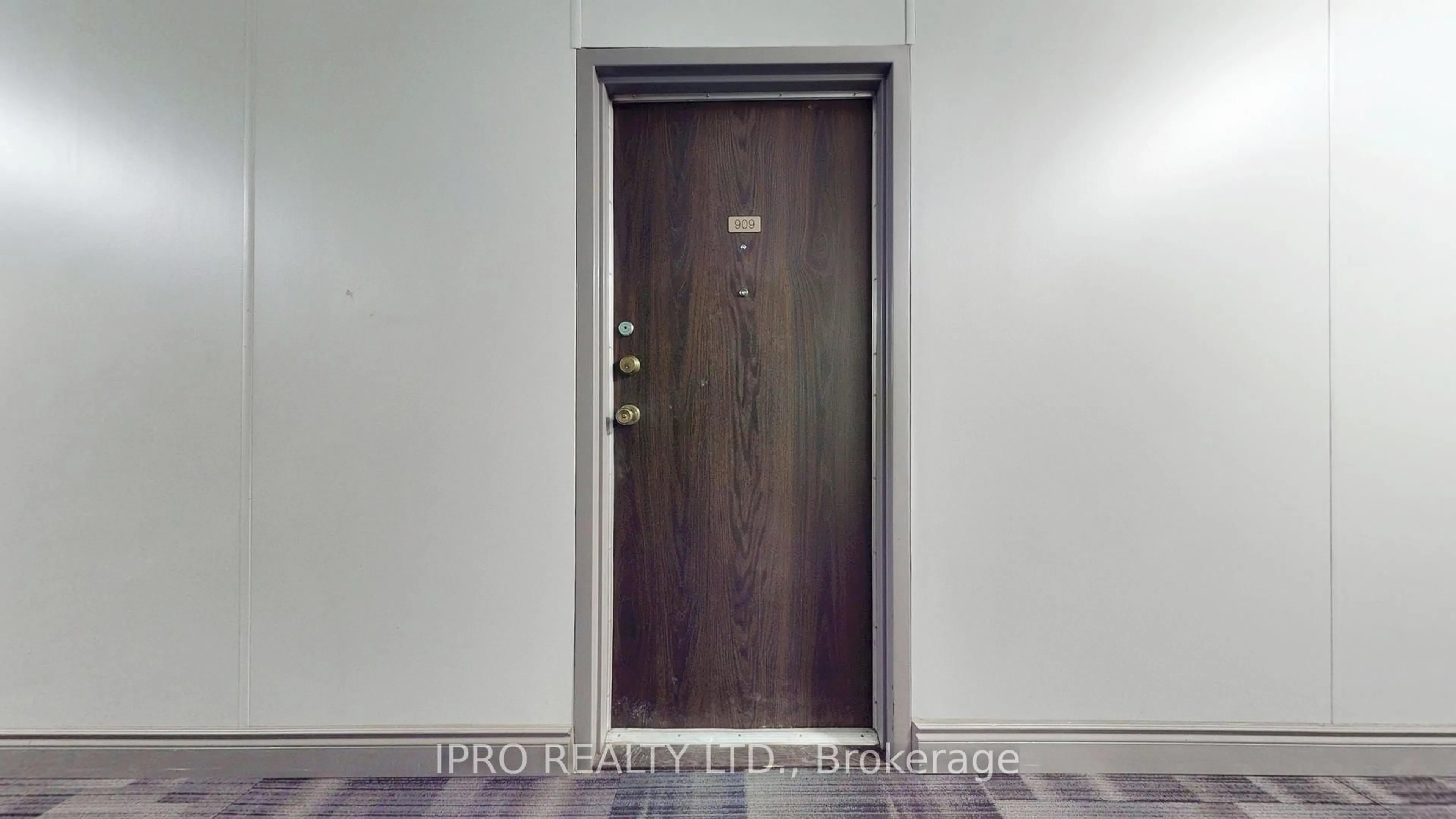 Indoor entryway for 390 Dixon Rd #909, Toronto Ontario M9R 1T4