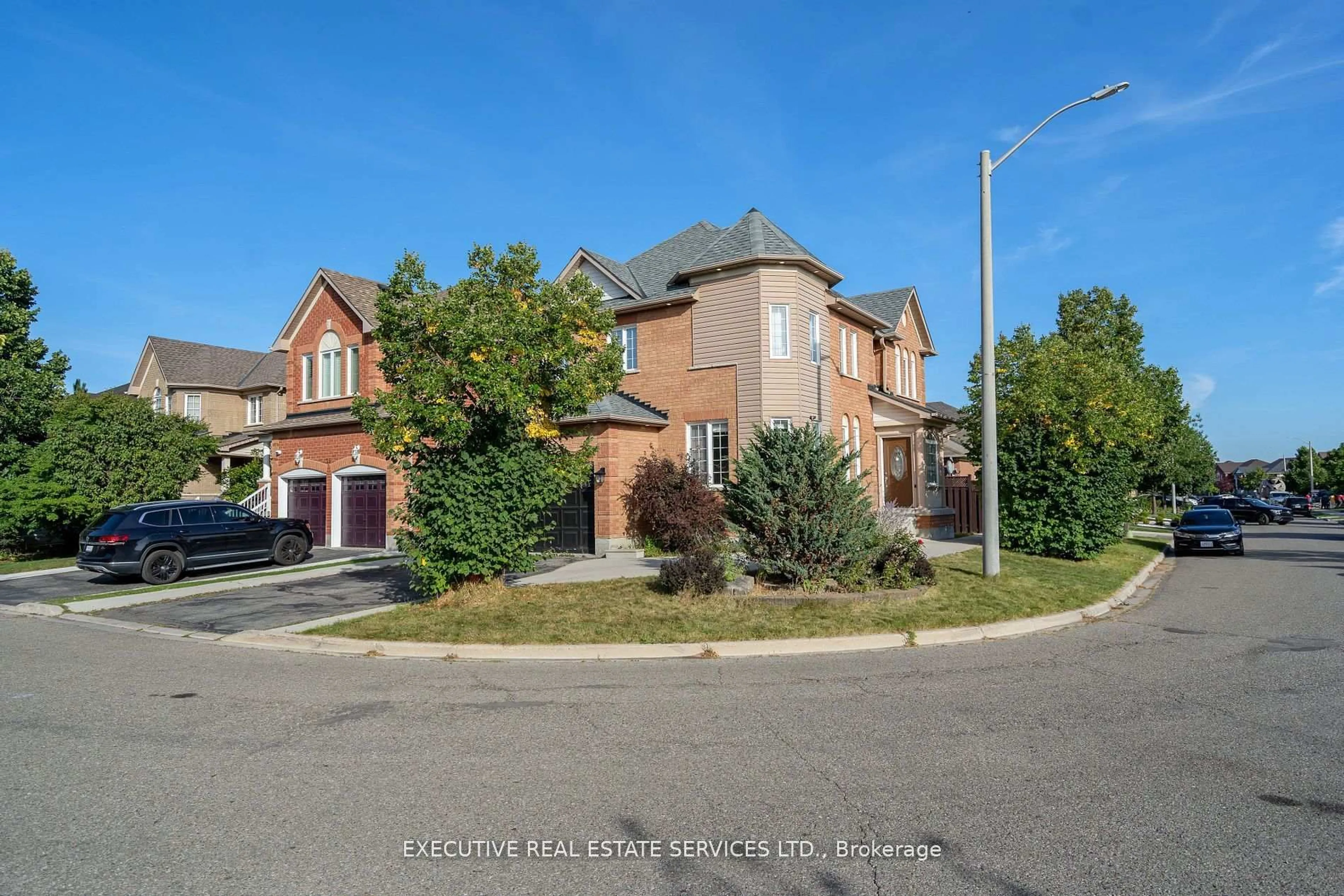A pic from outside/outdoor area/front of a property/back of a property/a pic from drone, street for 41 Fallstar Cres, Brampton Ontario L7A 2J6