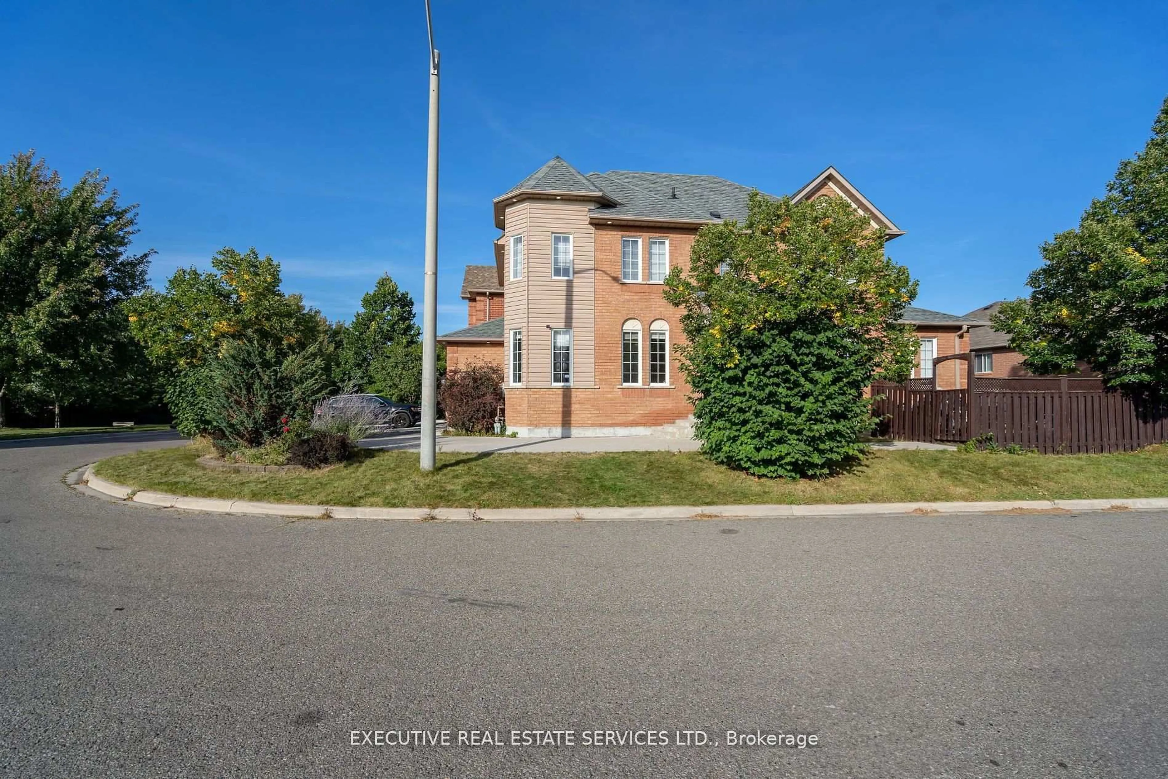 A pic from outside/outdoor area/front of a property/back of a property/a pic from drone, street for 41 Fallstar Cres, Brampton Ontario L7A 2J6