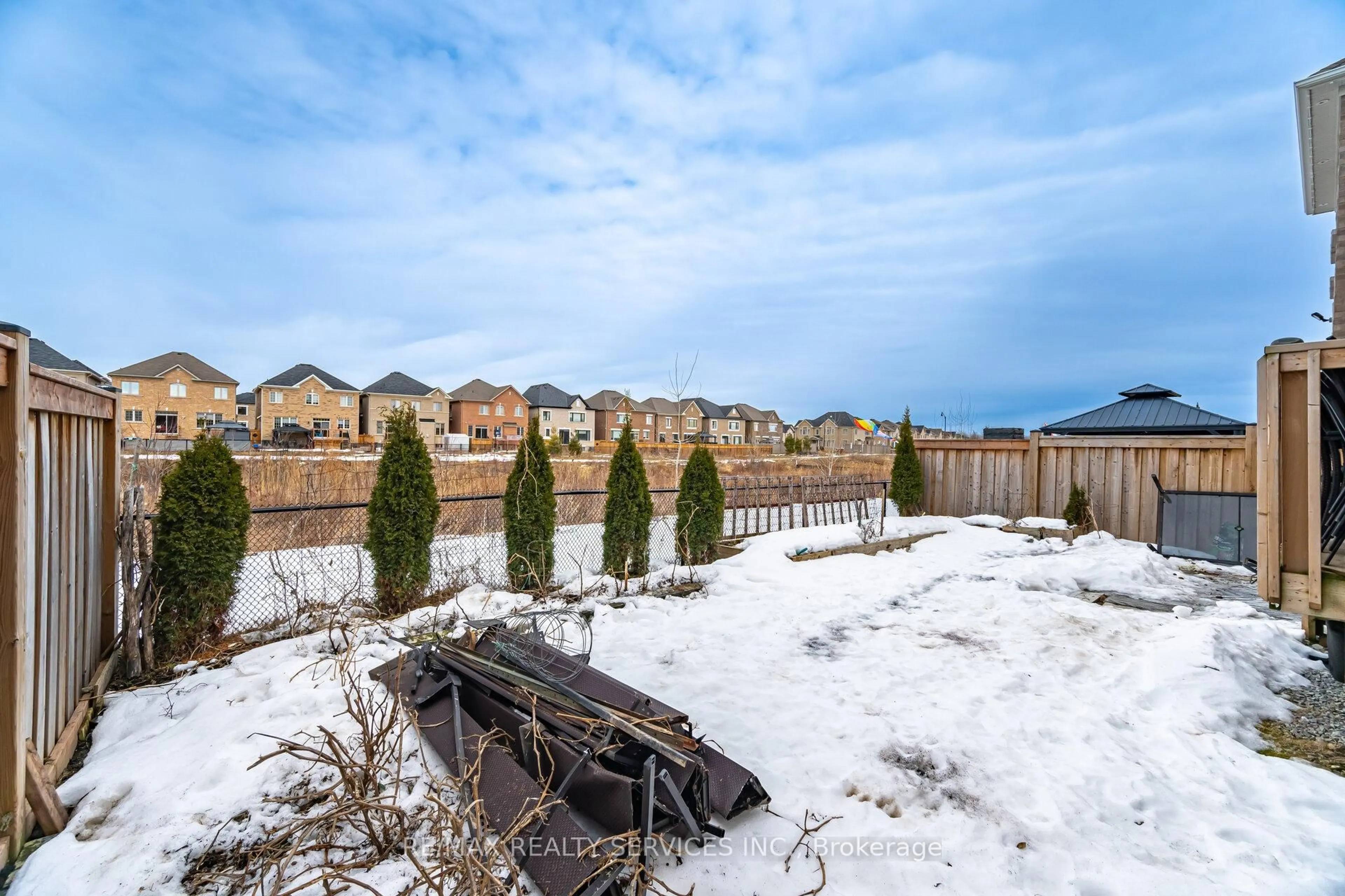 Patio, mountain view for 17 BOATHOUSE Rd, Brampton Ontario L7A 5B5