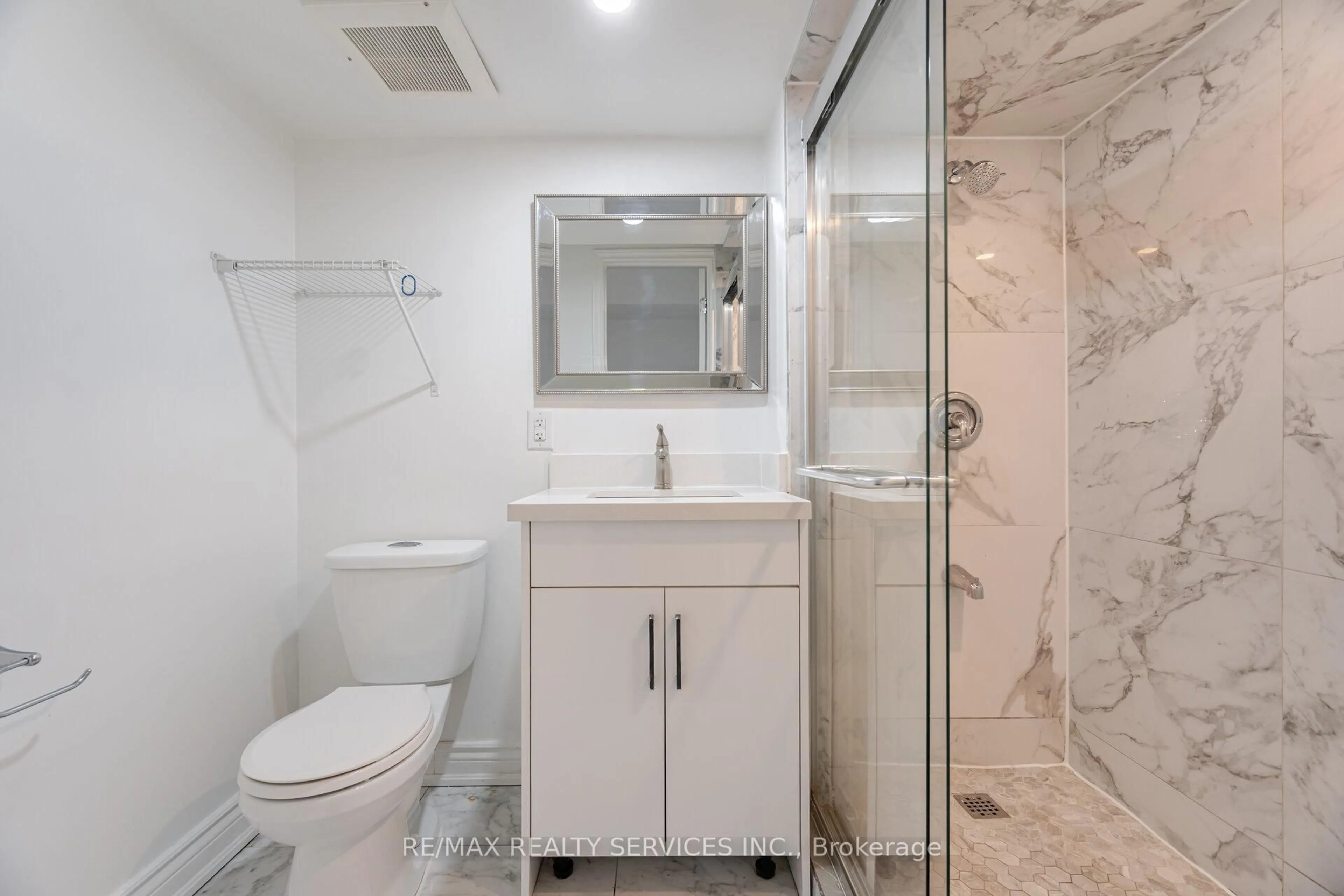Standard bathroom, ceramic/tile floor for 17 BOATHOUSE Rd, Brampton Ontario L7A 5B5