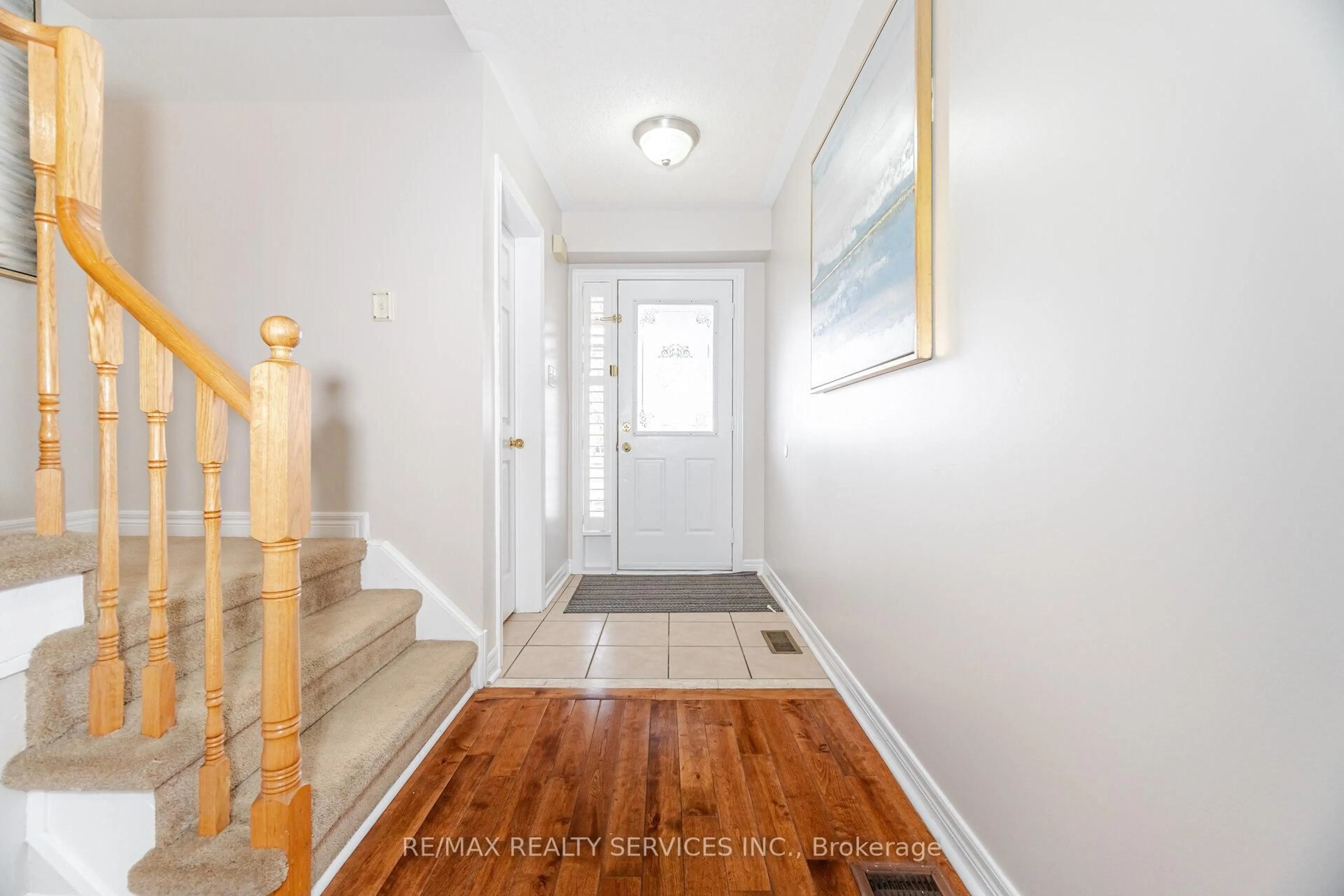 Indoor entryway for 30 Earl Grey Cres, Brampton Ontario L7A 2L1
