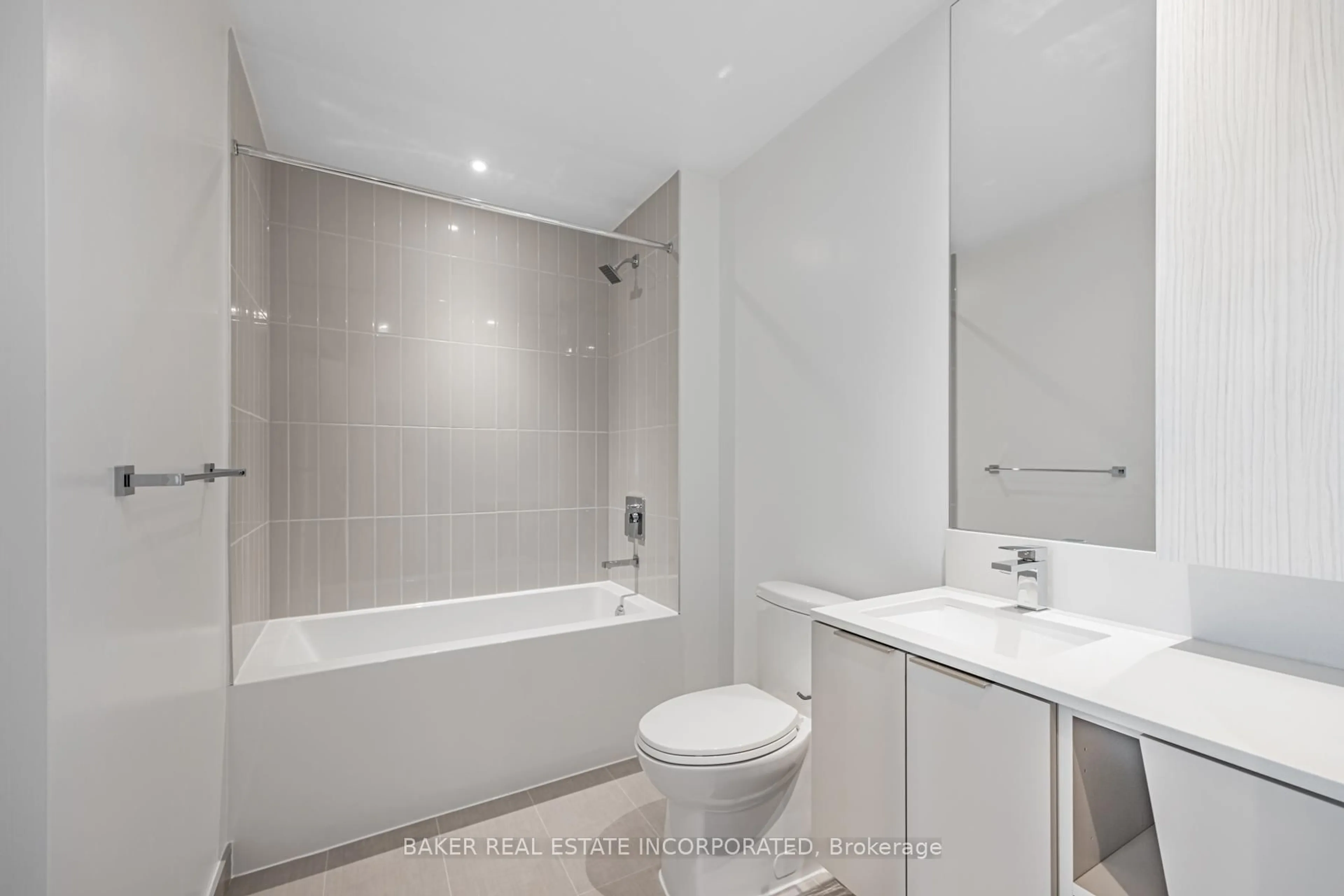 Standard bathroom, ceramic/tile floor for 3900 Confederation Pkwy #6010, Mississauga Ontario L5B 0M3