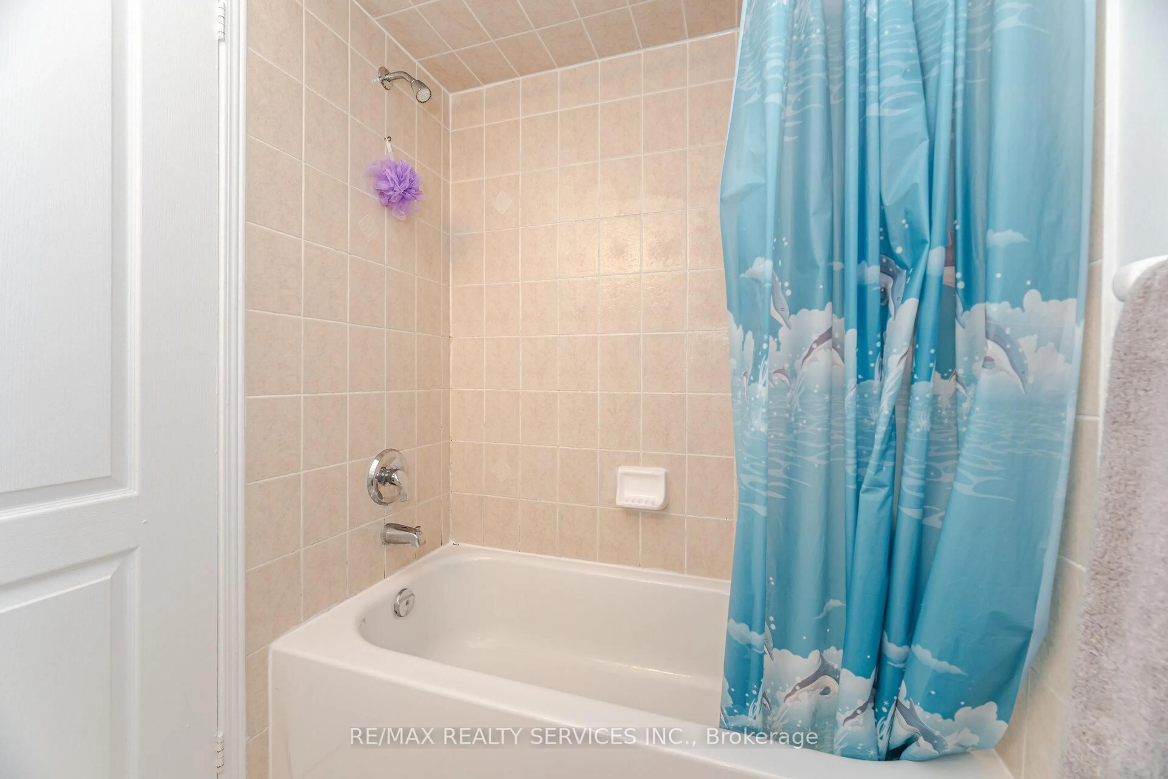 Standard bathroom, ceramic/tile floor for 43 Sedgewick Circ, Brampton Ontario L7A 2P6