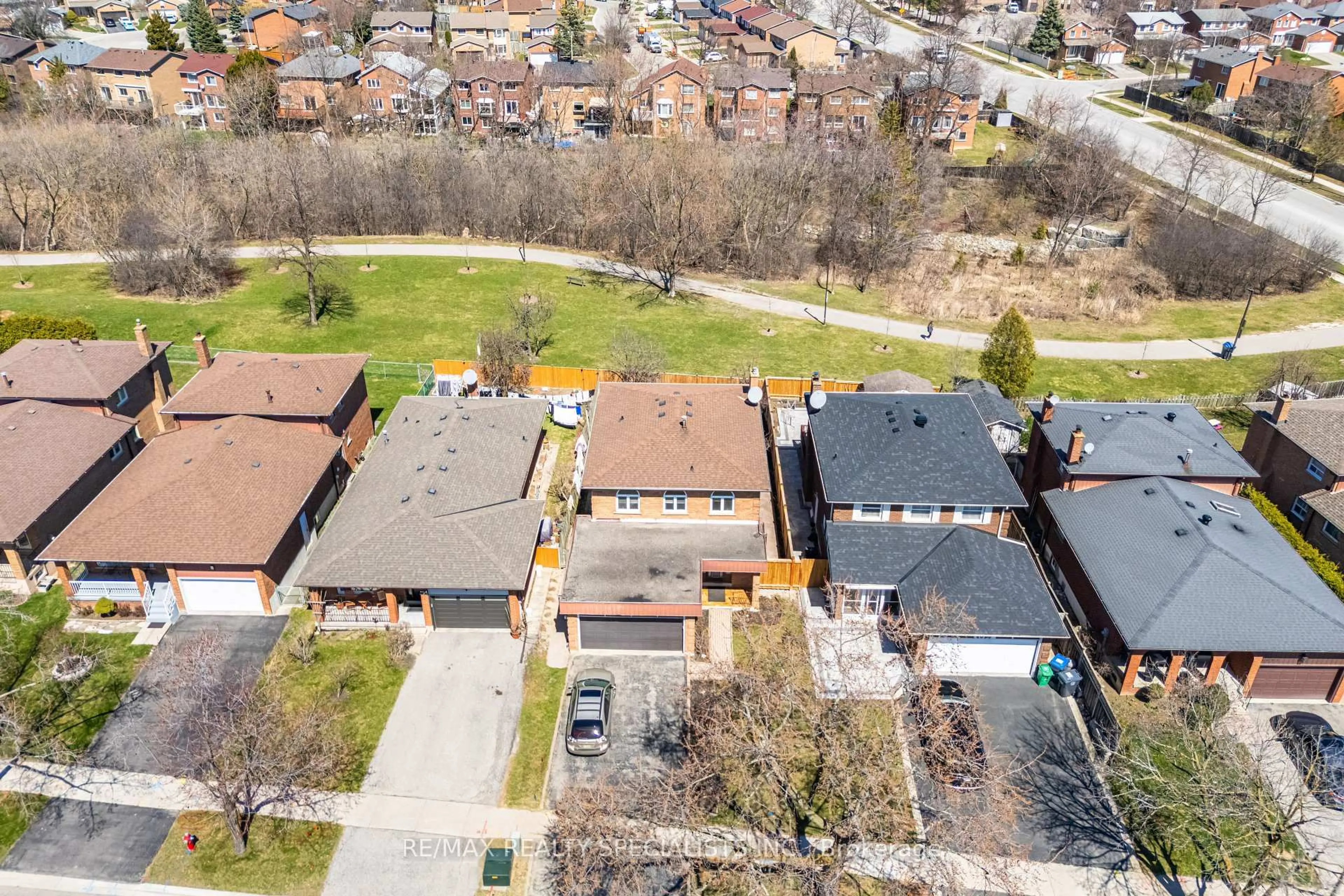 A pic from outside/outdoor area/front of a property/back of a property/a pic from drone, street for 4103 Woodington Dr, Mississauga Ontario L4Z 1K2