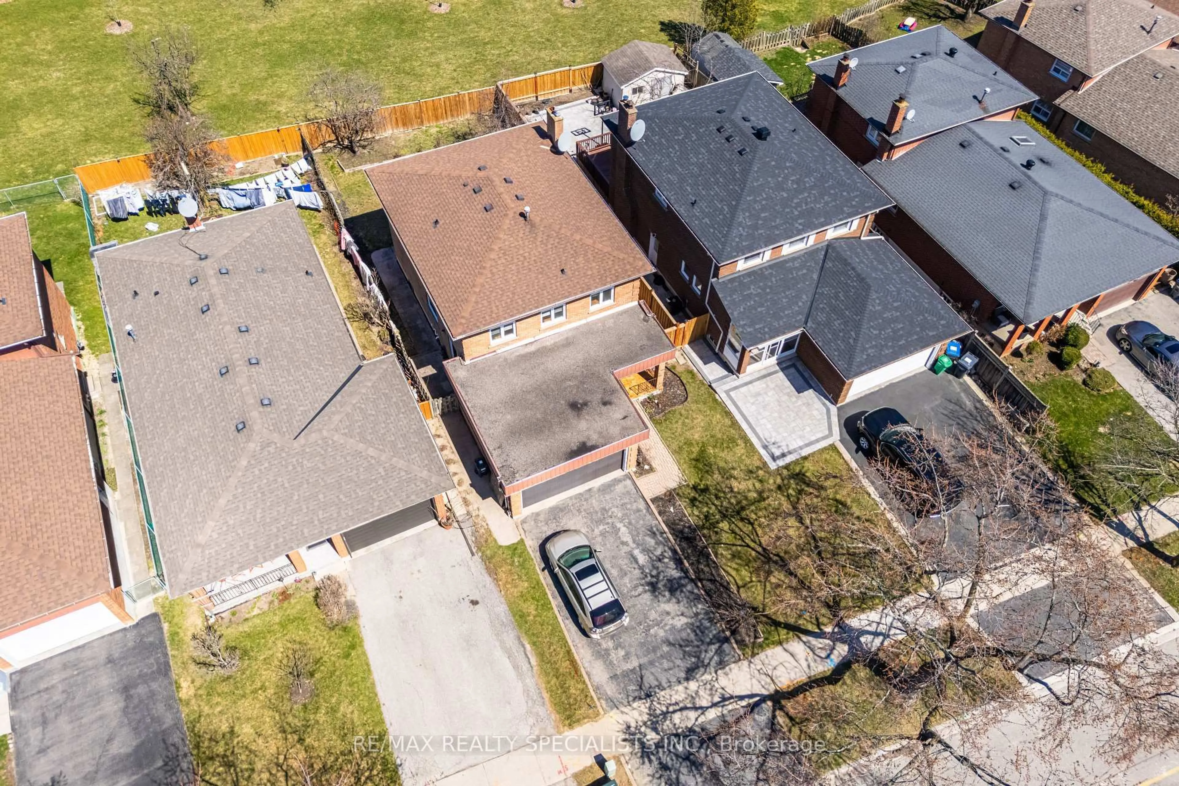 A pic from outside/outdoor area/front of a property/back of a property/a pic from drone, street for 4103 Woodington Dr, Mississauga Ontario L4Z 1K2