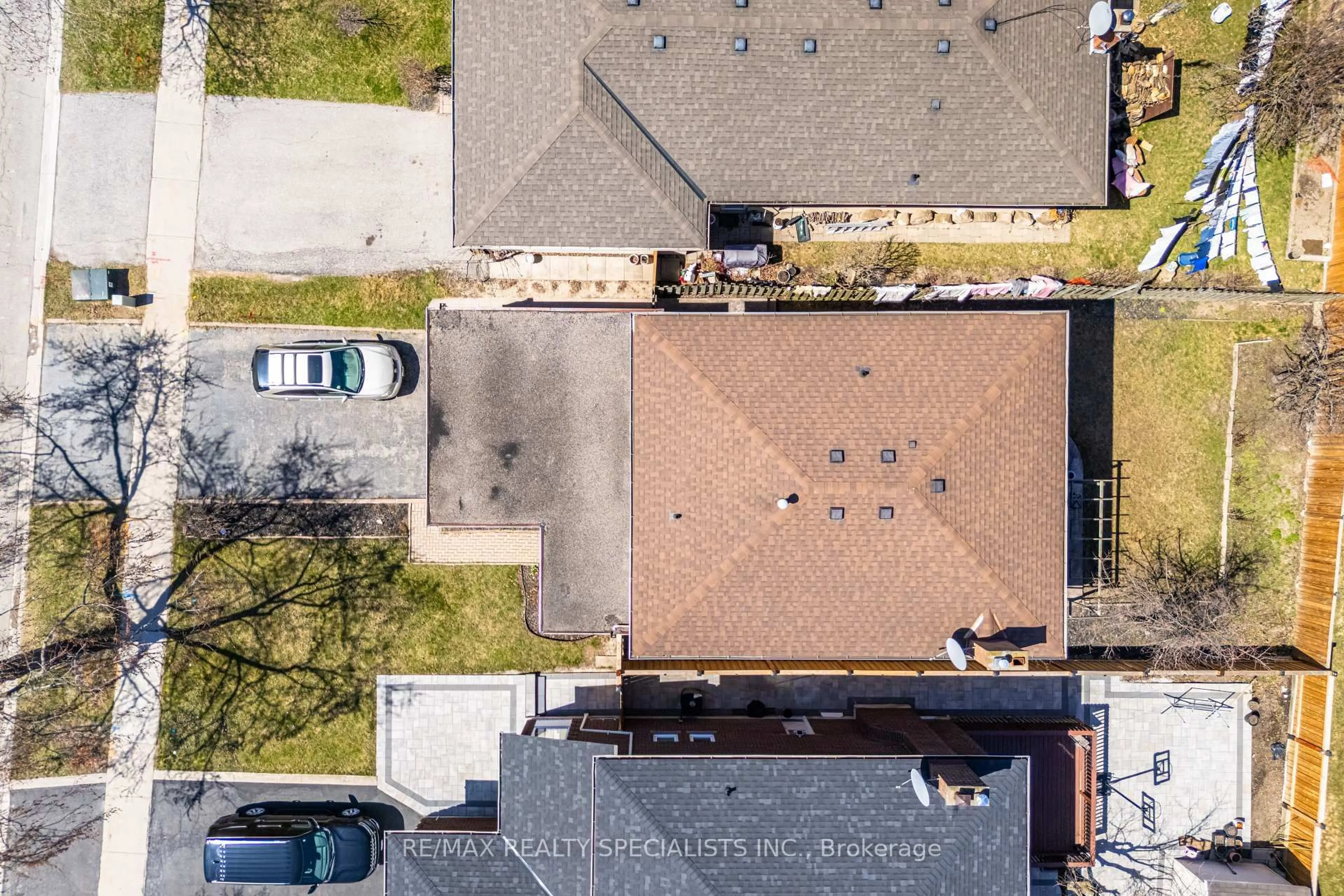 A pic from outside/outdoor area/front of a property/back of a property/a pic from drone, street for 4103 Woodington Dr, Mississauga Ontario L4Z 1K2