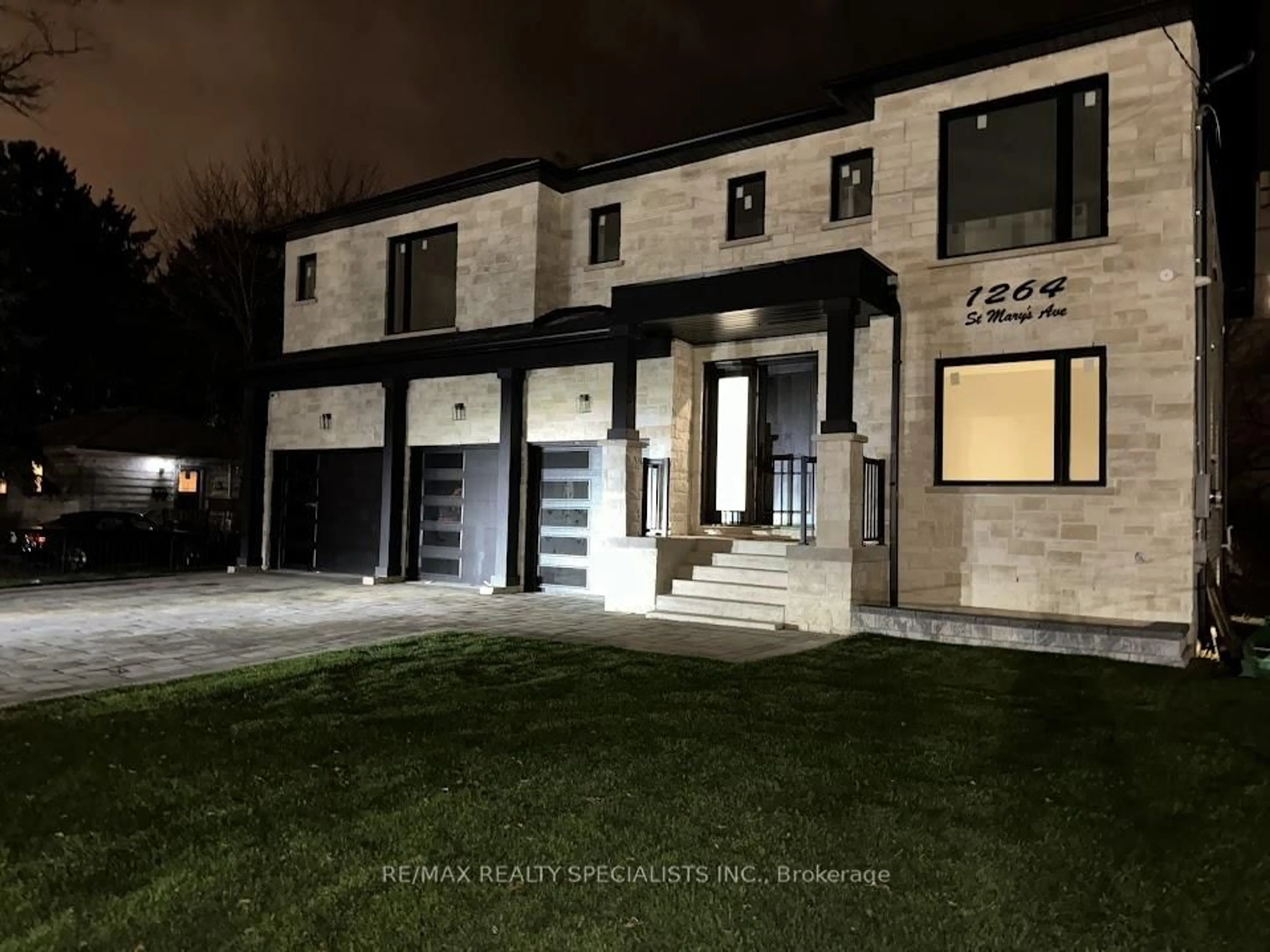 A pic from outside/outdoor area/front of a property/back of a property/a pic from drone, unknown for 1264 St Marys Ave, Mississauga Ontario L5E 1H7