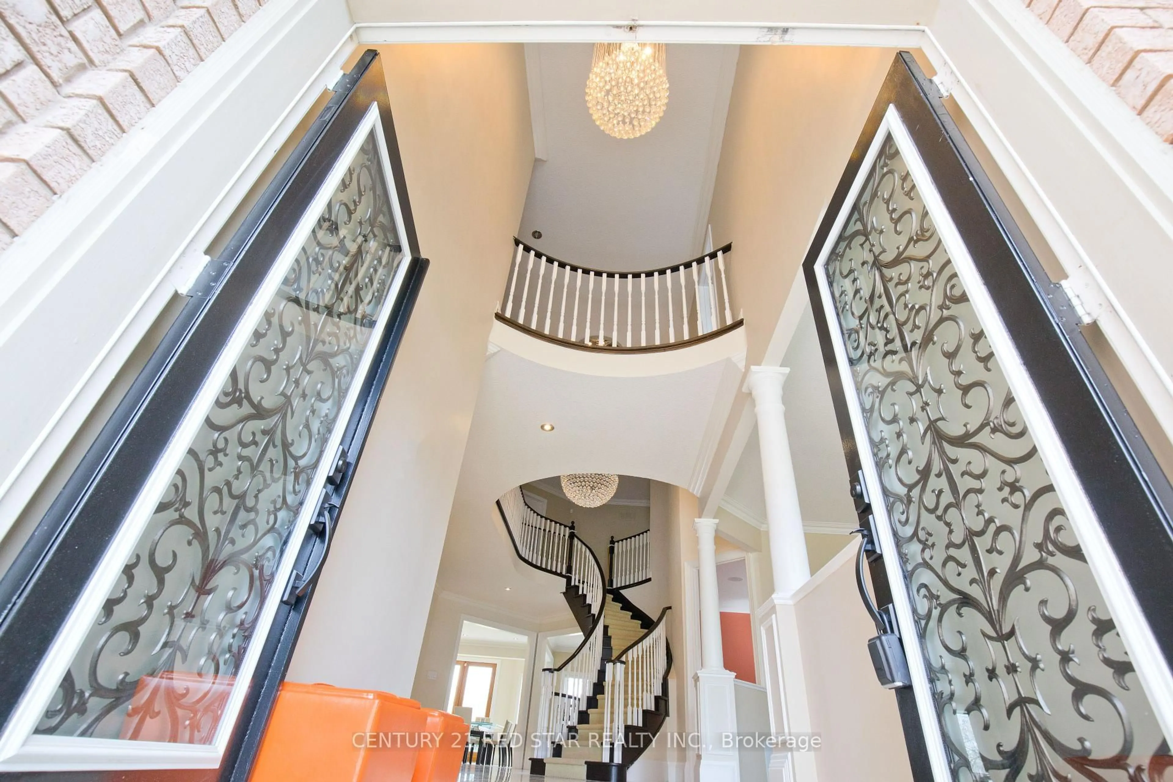 Indoor foyer for 5331 Roanoke Crt, Mississauga Ontario L5M 5H8