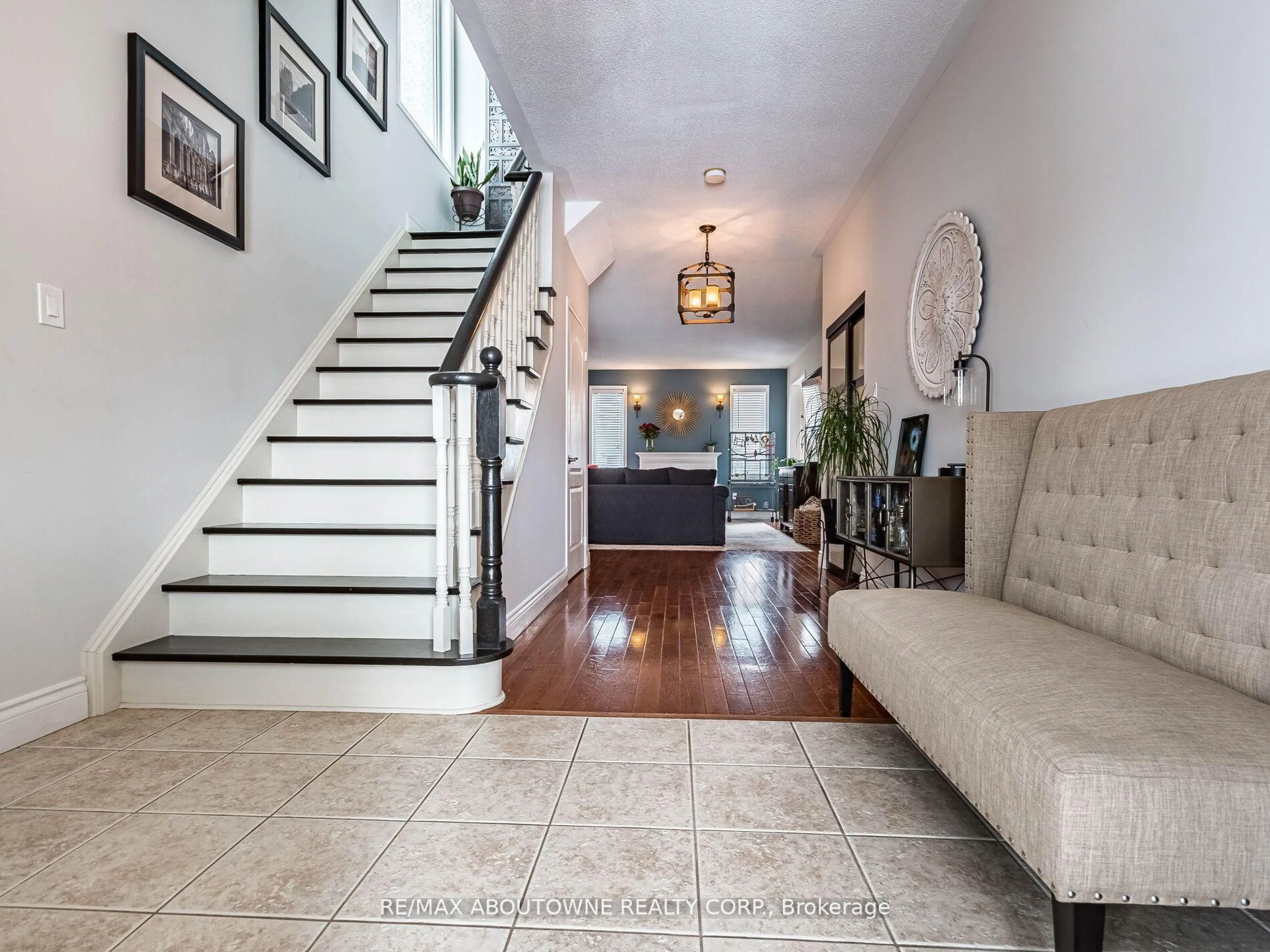 Indoor entryway for 1030 Donnelly St, Milton Ontario L9T 0A2