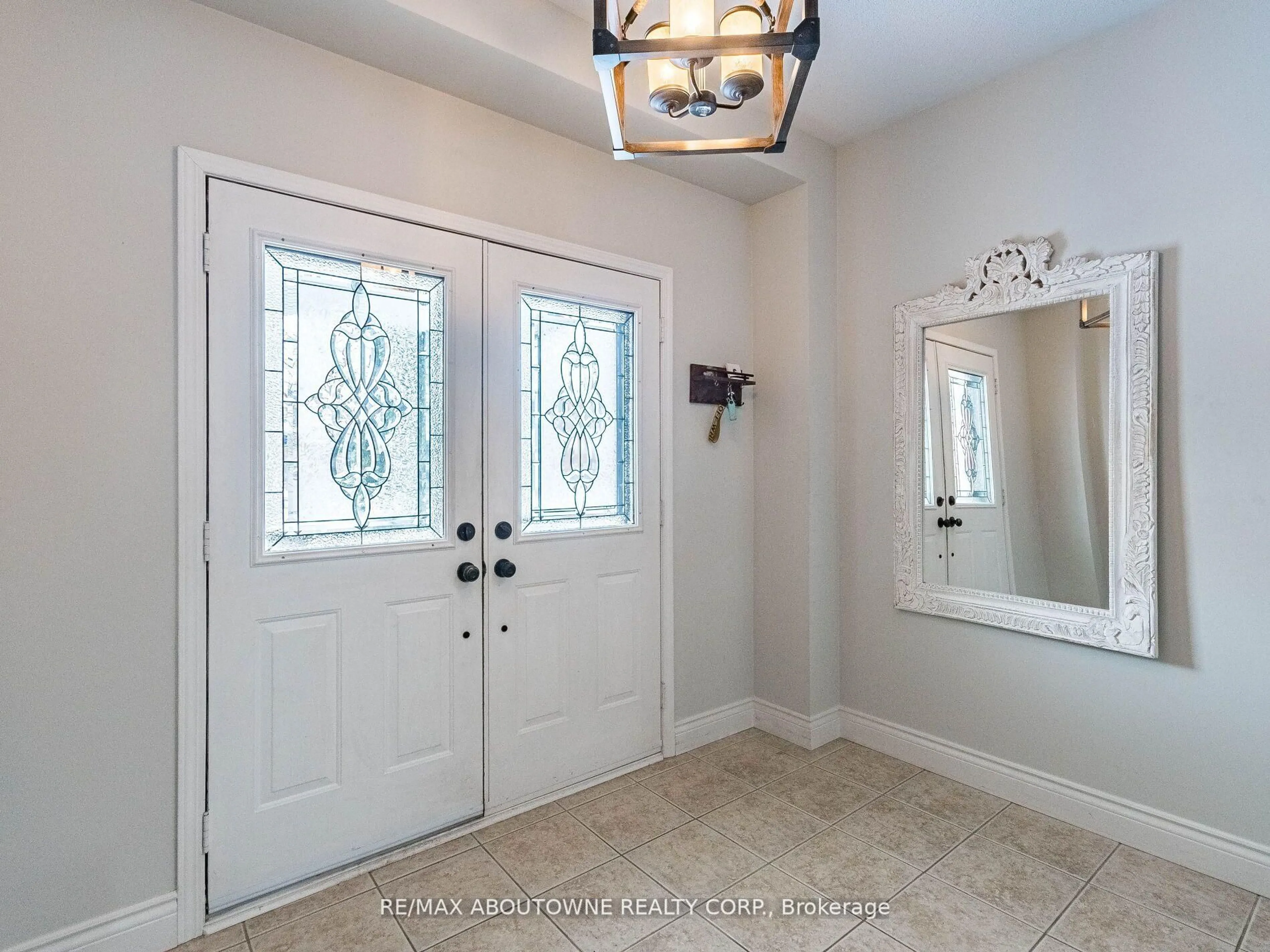 Indoor entryway for 1030 Donnelly St, Milton Ontario L9T 0A2