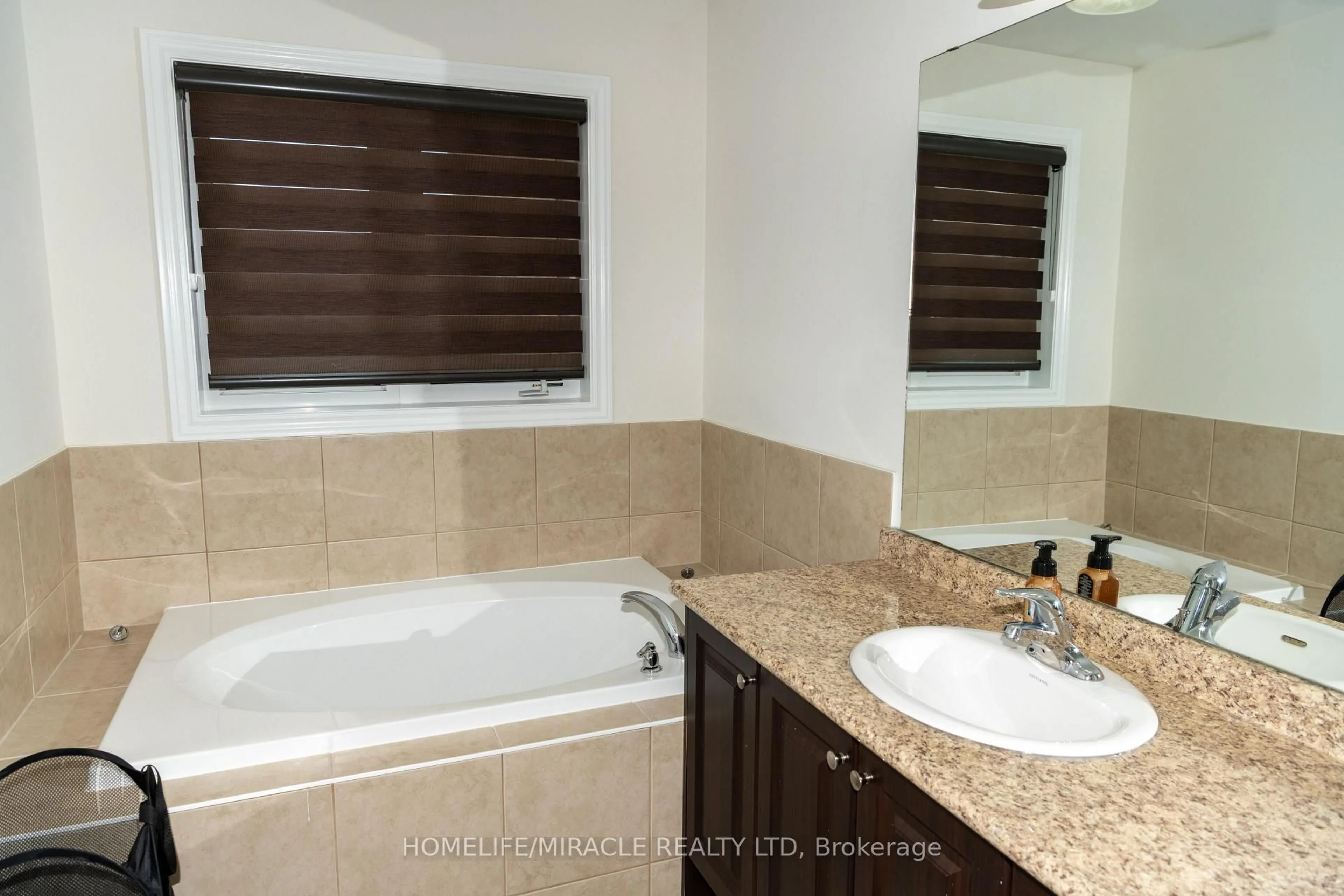Standard bathroom, ceramic/tile floor for 30 Kamori Rd, Caledon Ontario L7C 2H1