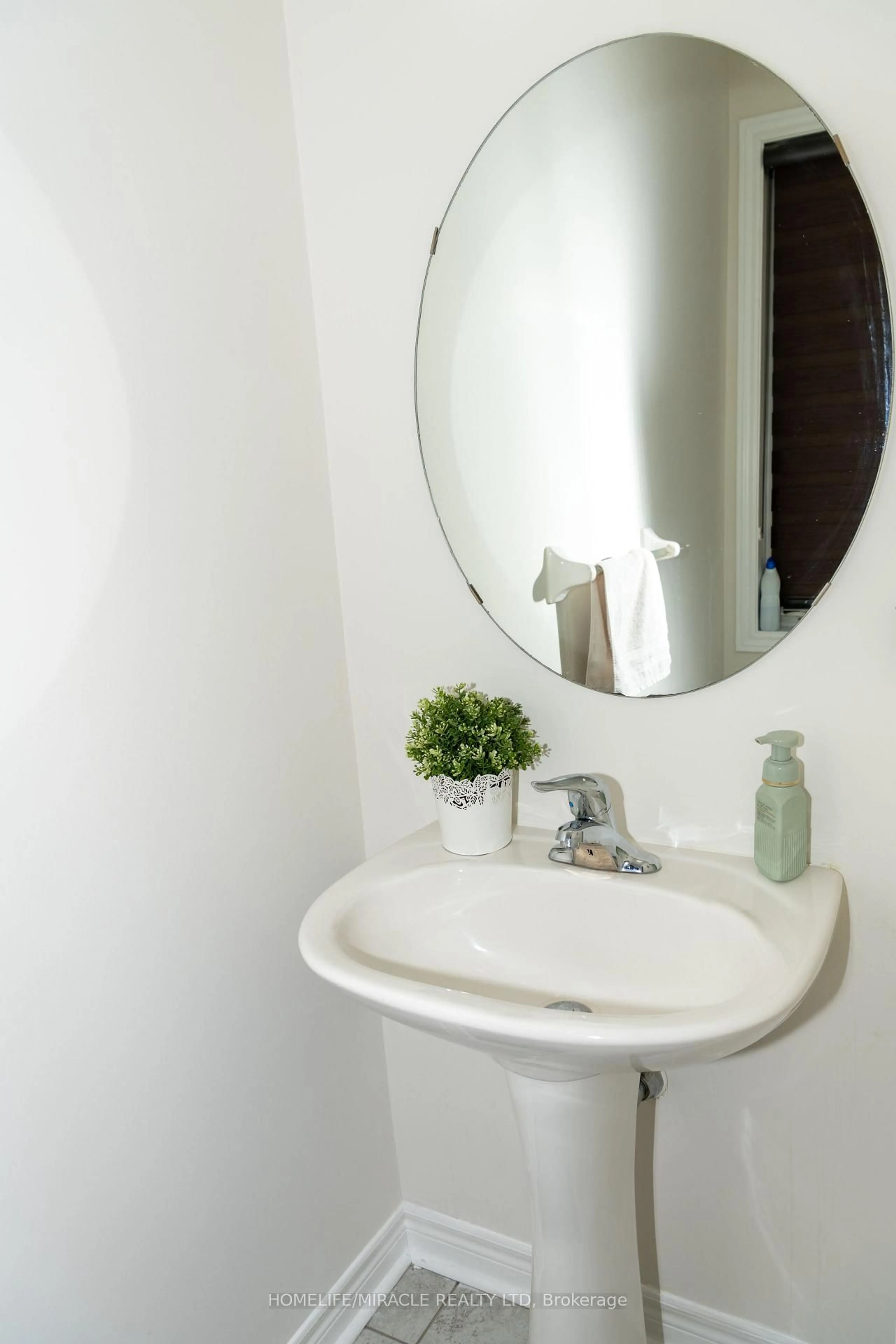 Standard bathroom, unknown for 30 Kamori Rd, Caledon Ontario L7C 2H1